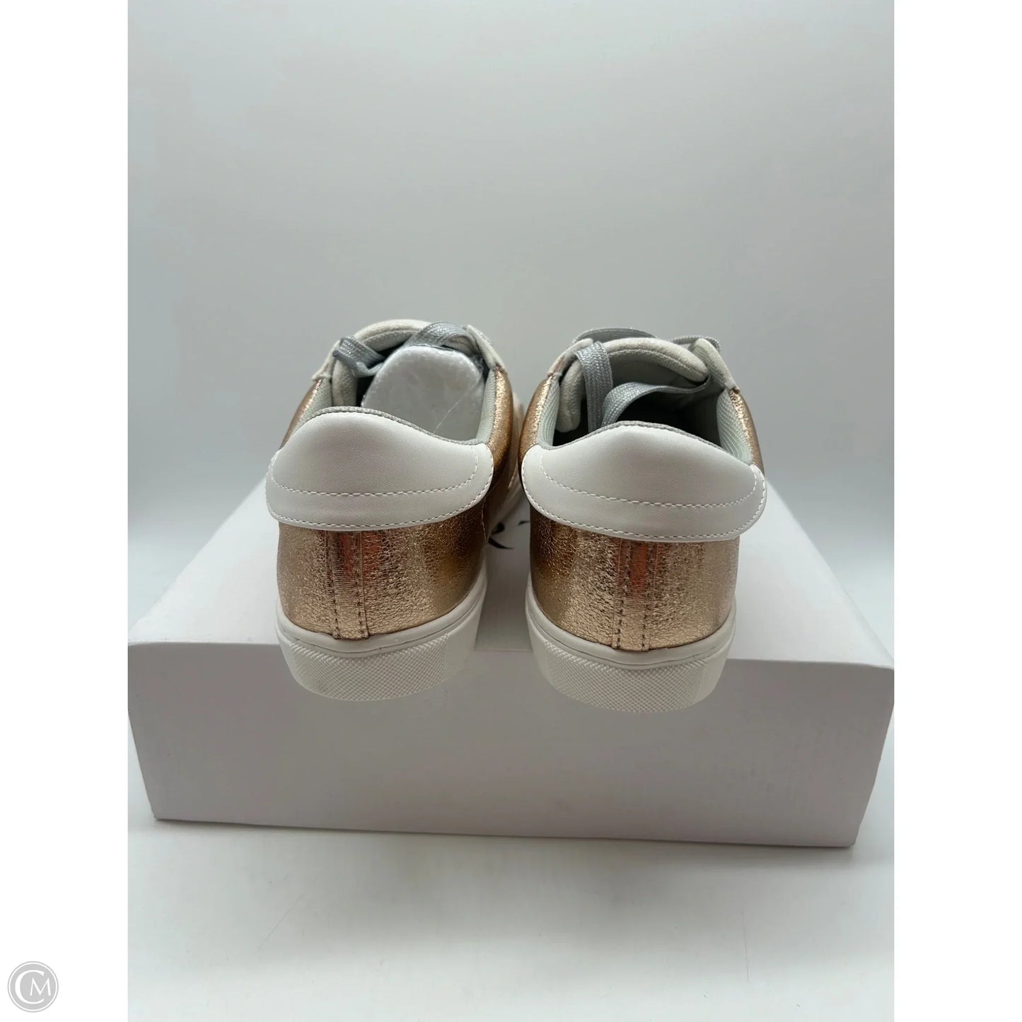 Shoes Sneakers By Clothes Mentor In Cream, Size: 10