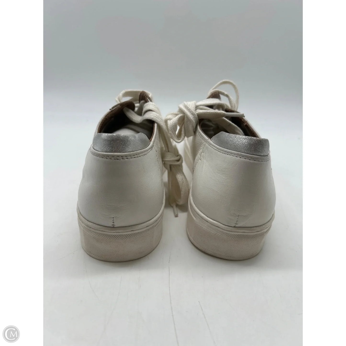 Shoes Sneakers By Clothes Mentor In White, Size: 9.5