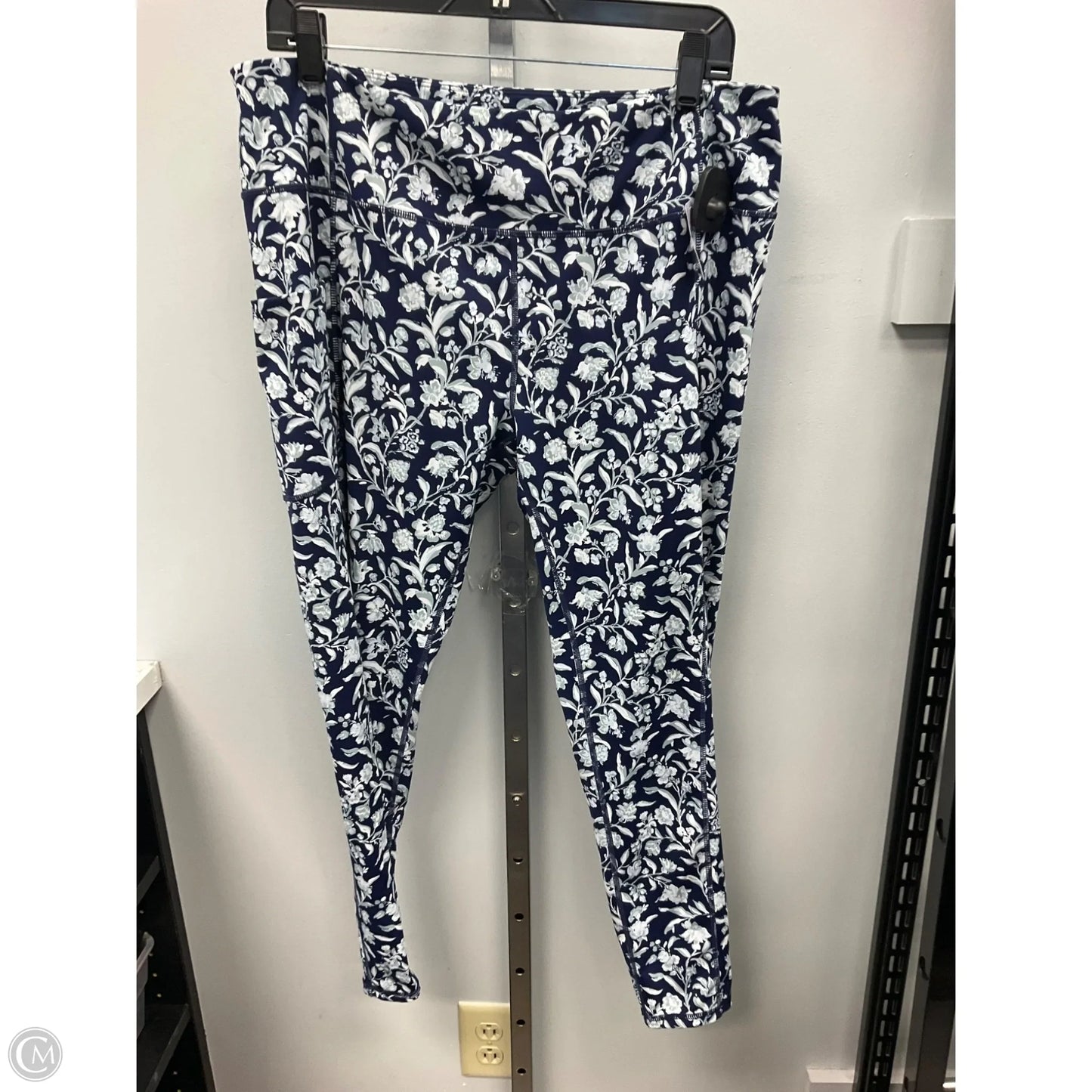 Athletic Leggings Capris By Vera Bradley In Floral Print, Size: Xl