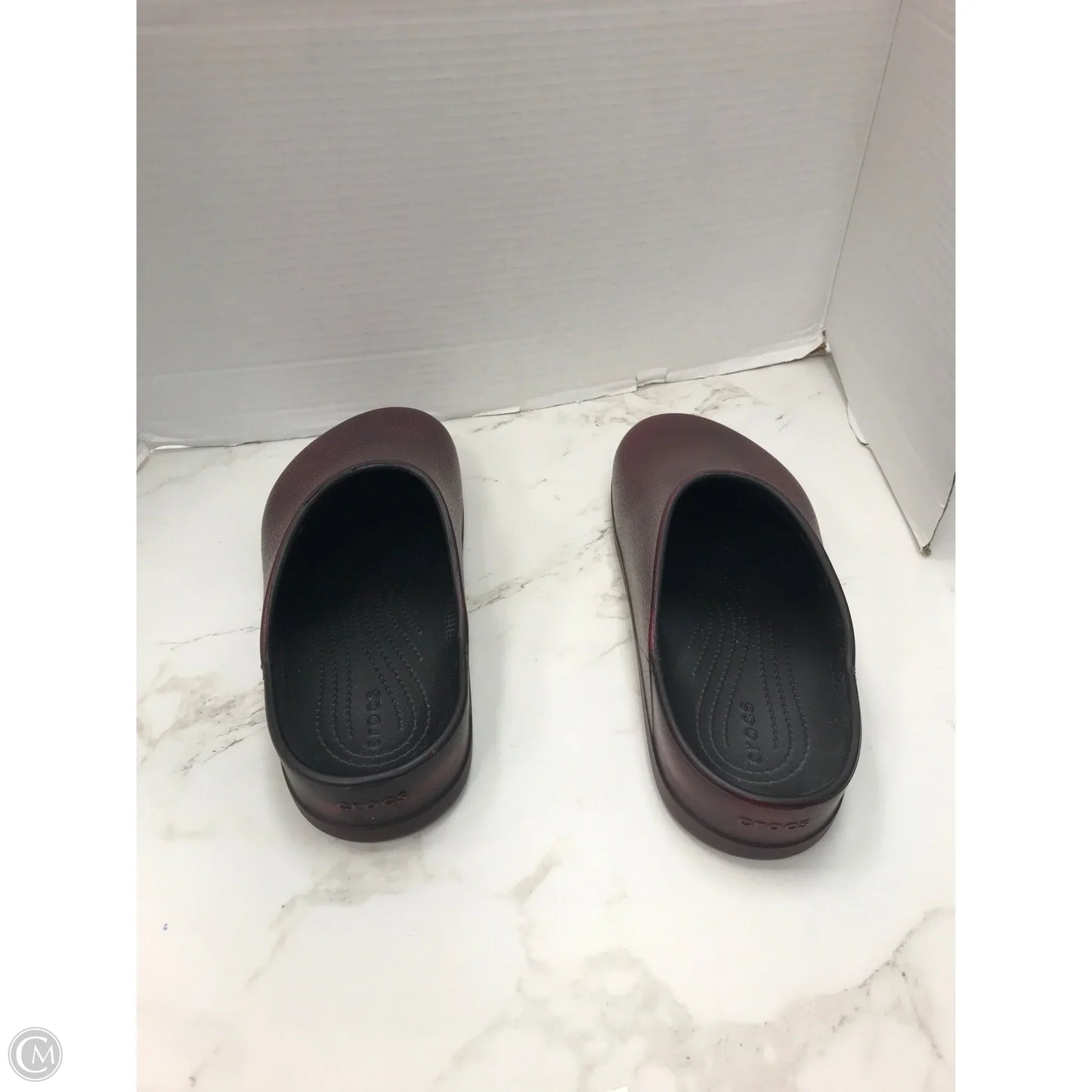 Shoes Flats By Crocs In Maroon, Size: 10