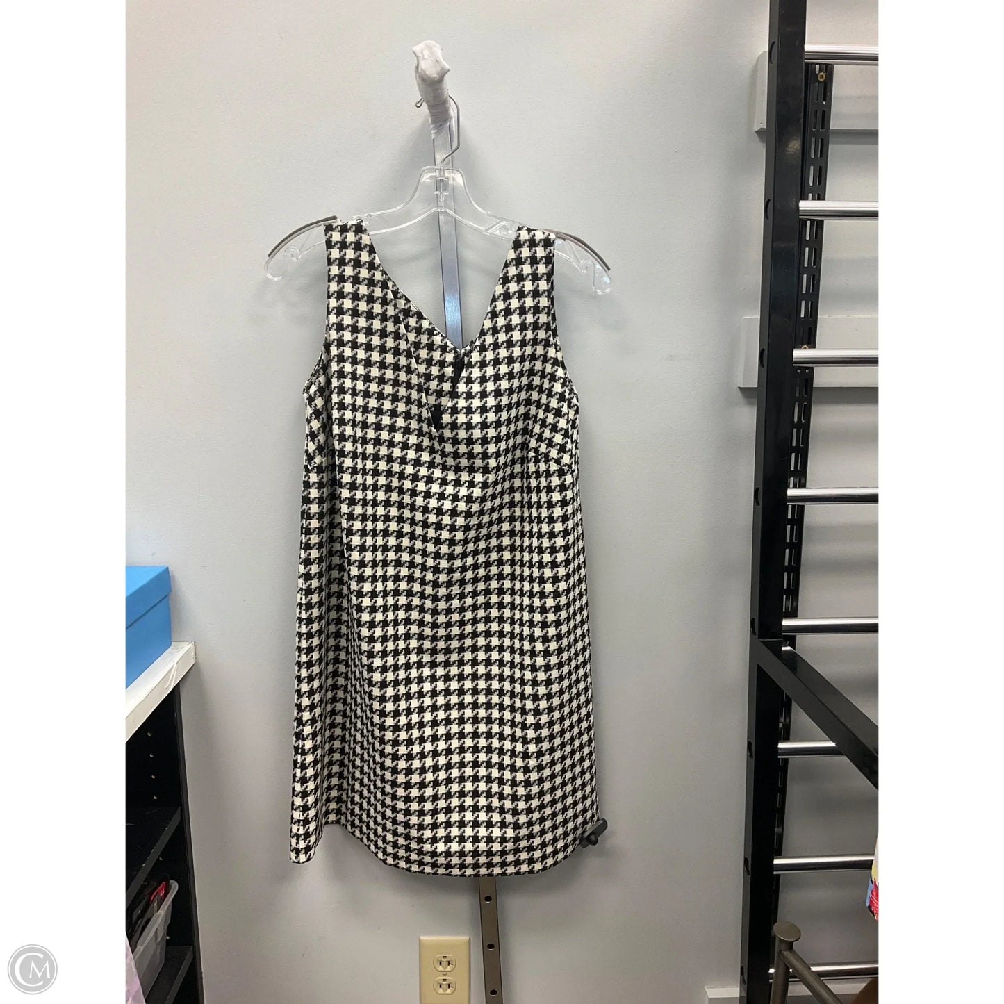Dress Casual Short By Ann Taylor In Black & White, Size: 6