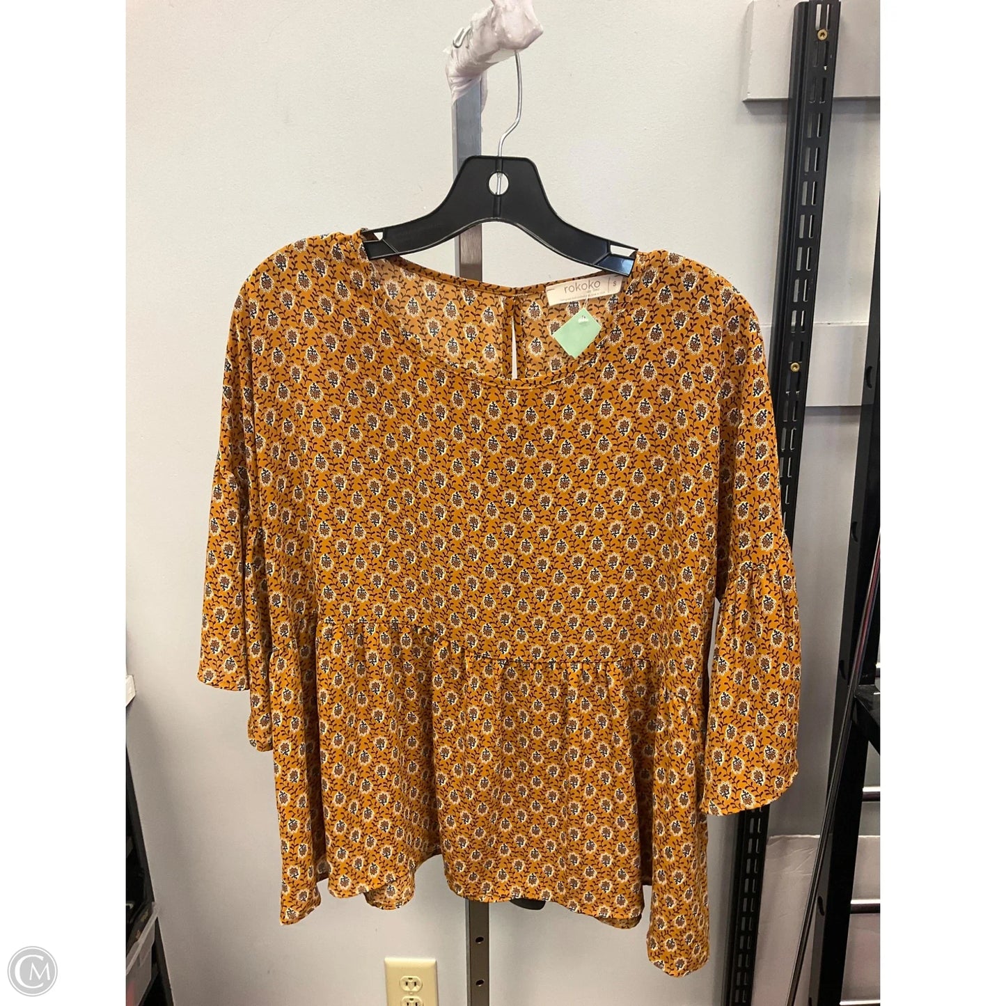 Top Short Sleeve By Clothes Mentor In Gold, Size: S