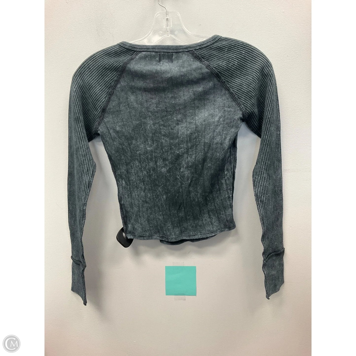 Top Long Sleeve By Bdg In Grey, Size: S