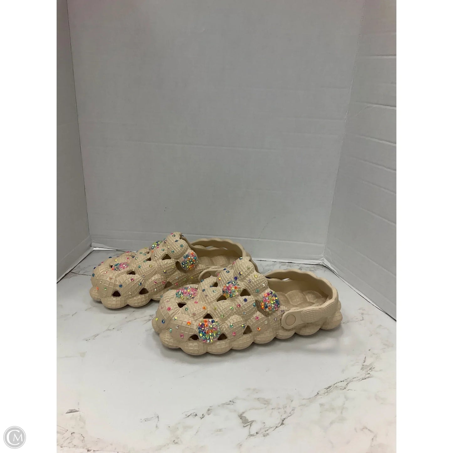 Shoes Athletic By Clothes Mentor In Cream, Size: 10