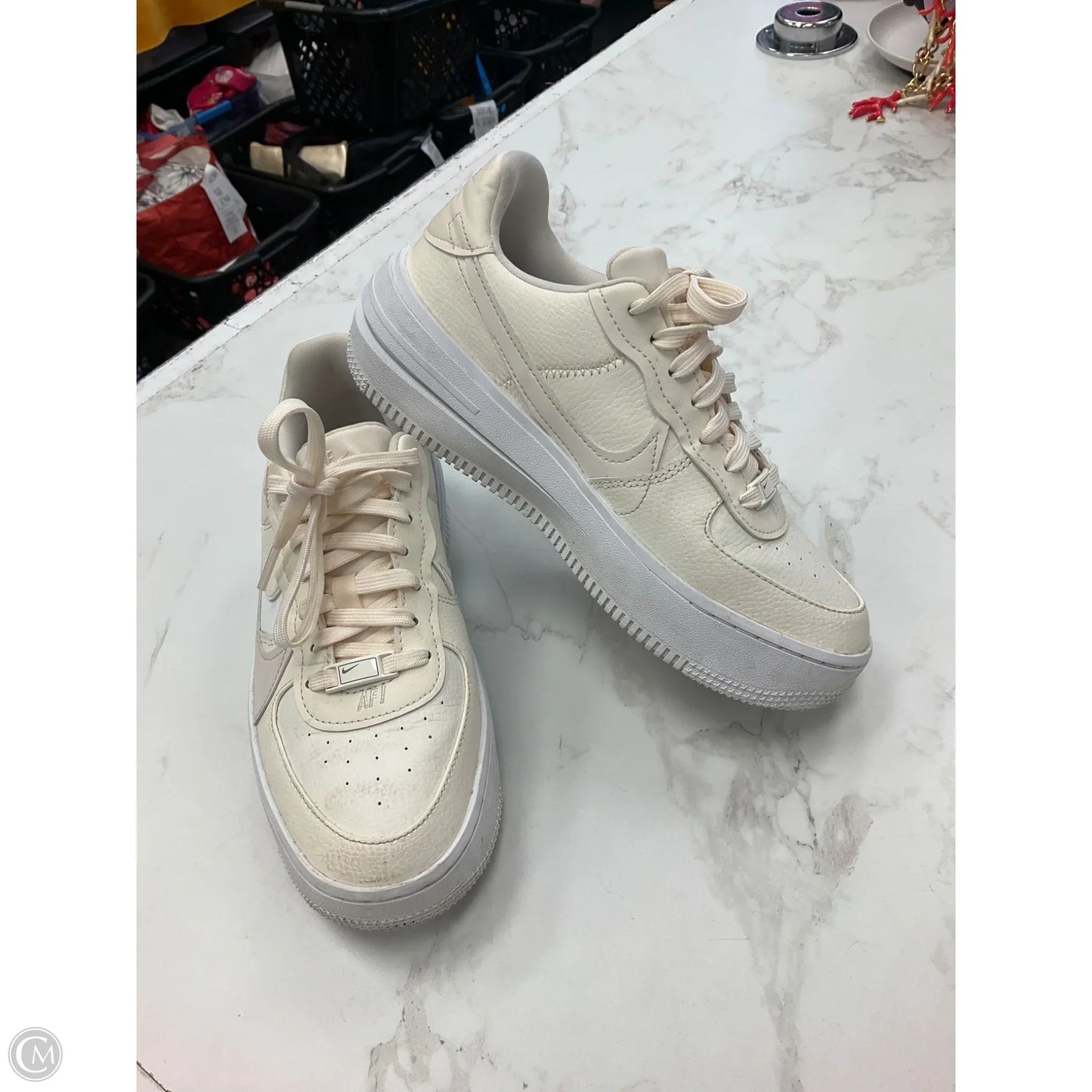 Shoes Sneakers By Nike In Cream, Size: 8