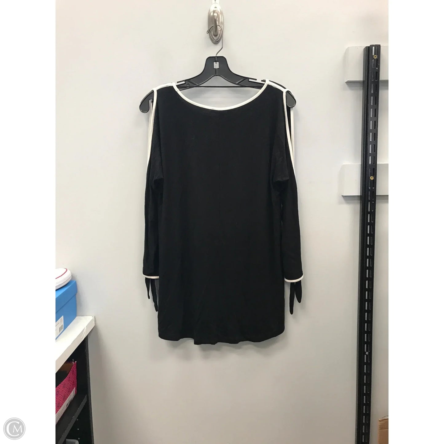 Top Long Sleeve By Cable And Gauge In Black, Size: M