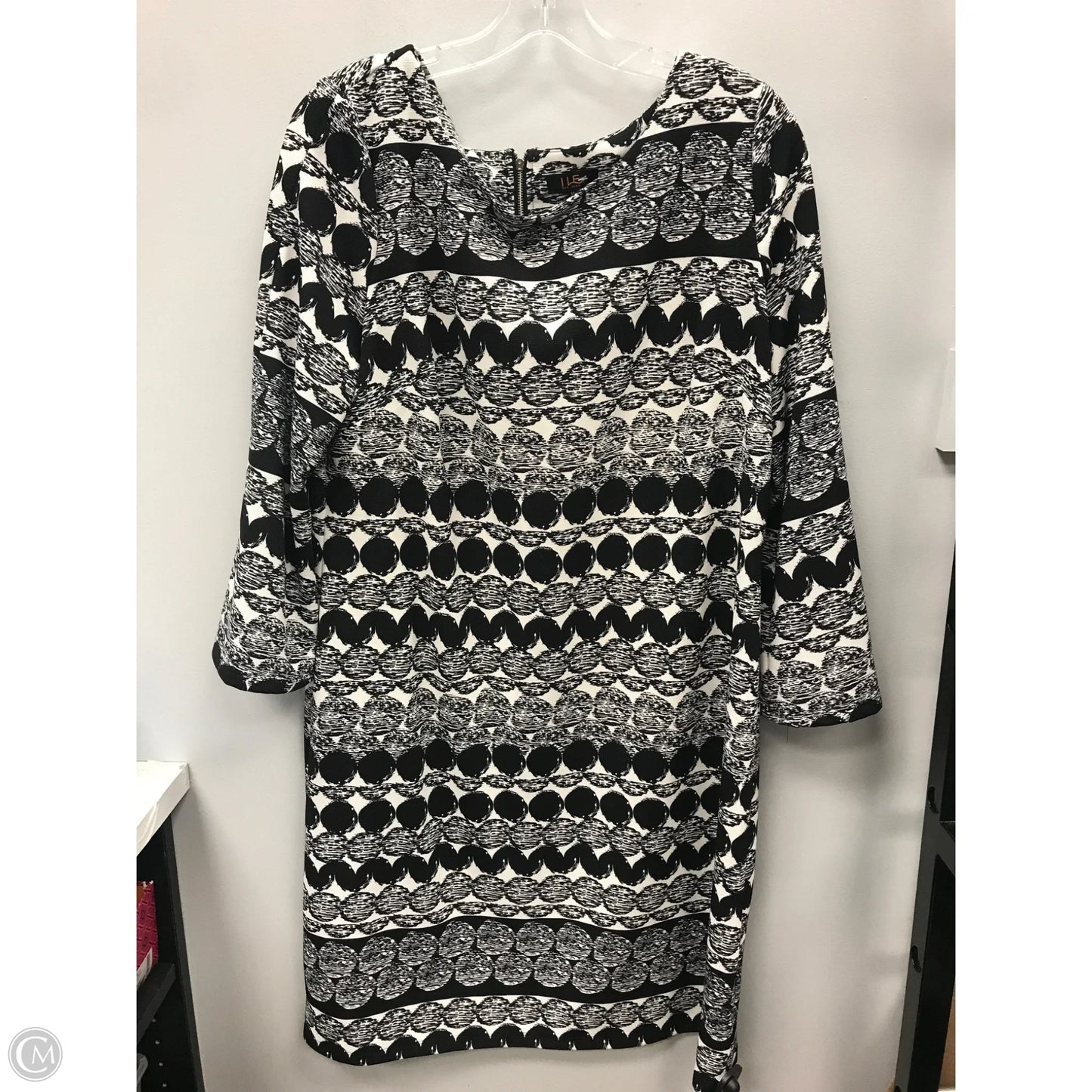 Dress Casual Short By Clothes Mentor In Black & White, Size: 14