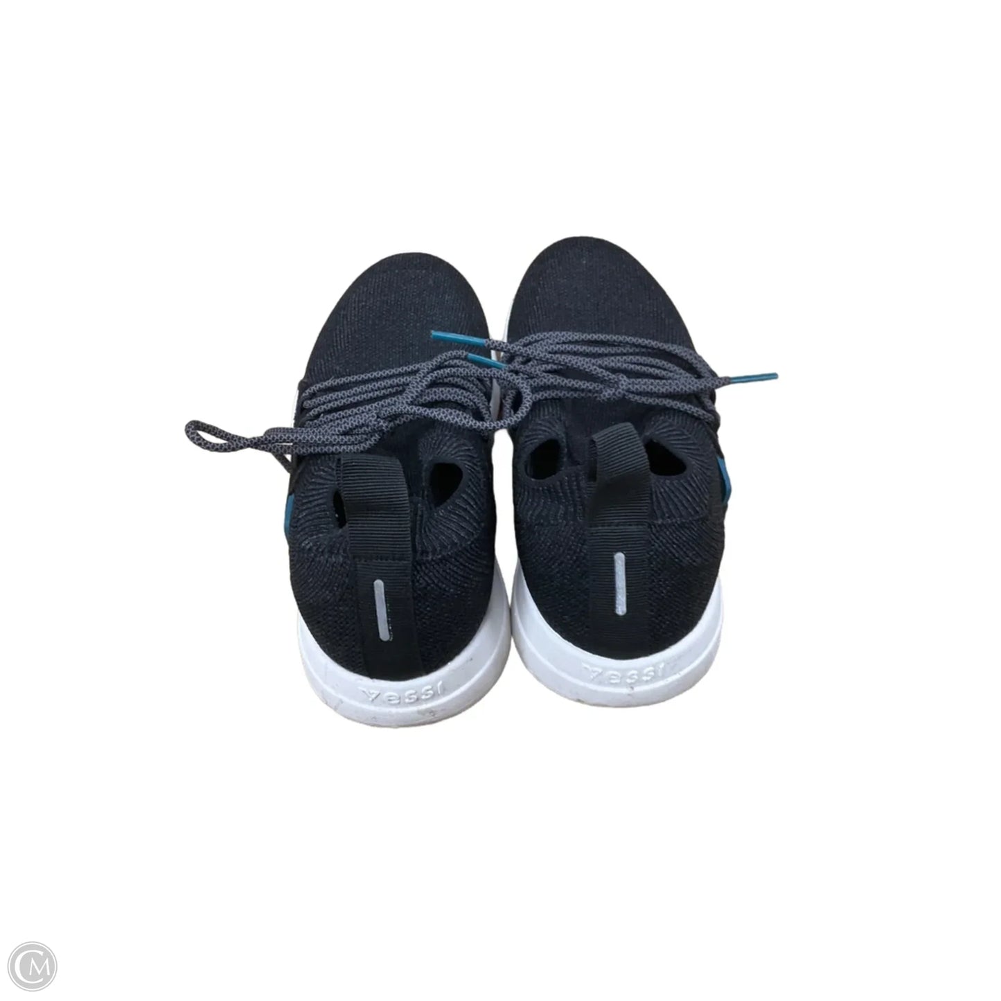 Shoes Sneakers By Clothes Mentor In Black & White, Size: 6