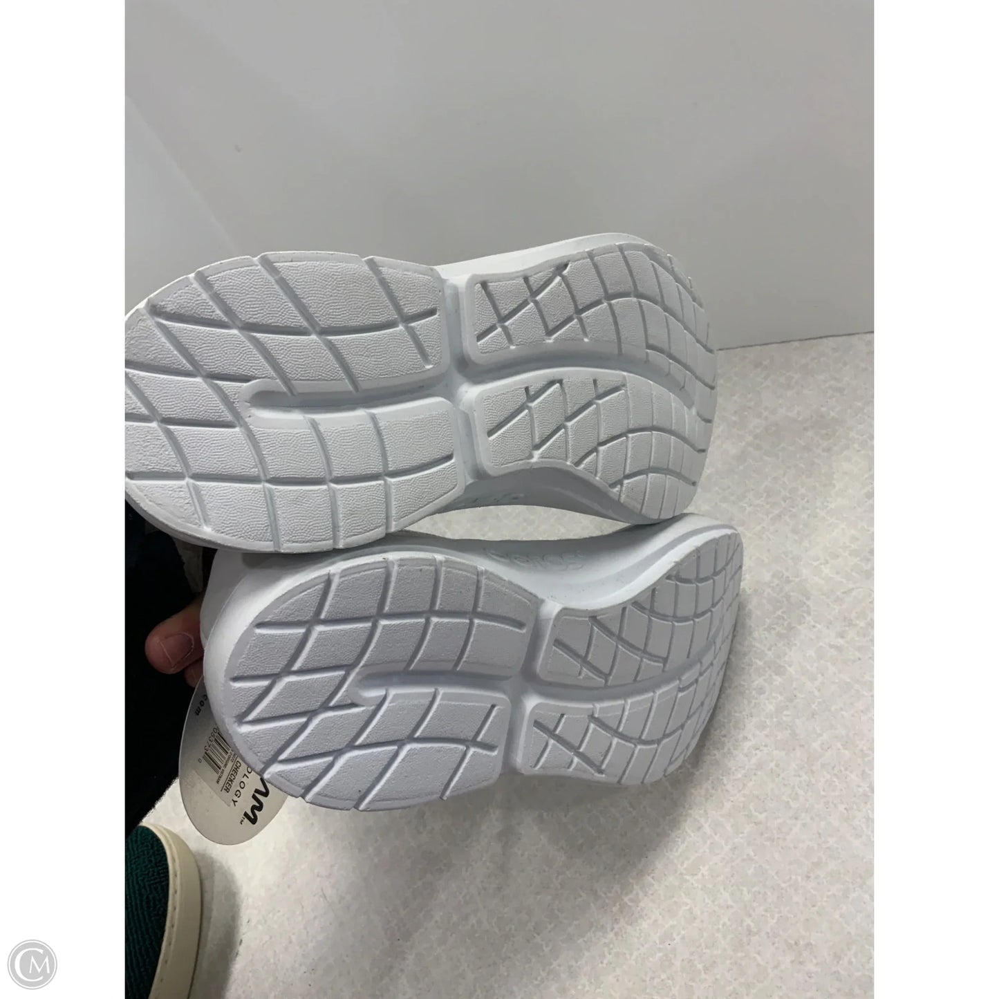 Shoes Sneakers By Oofos In White, Size: 12