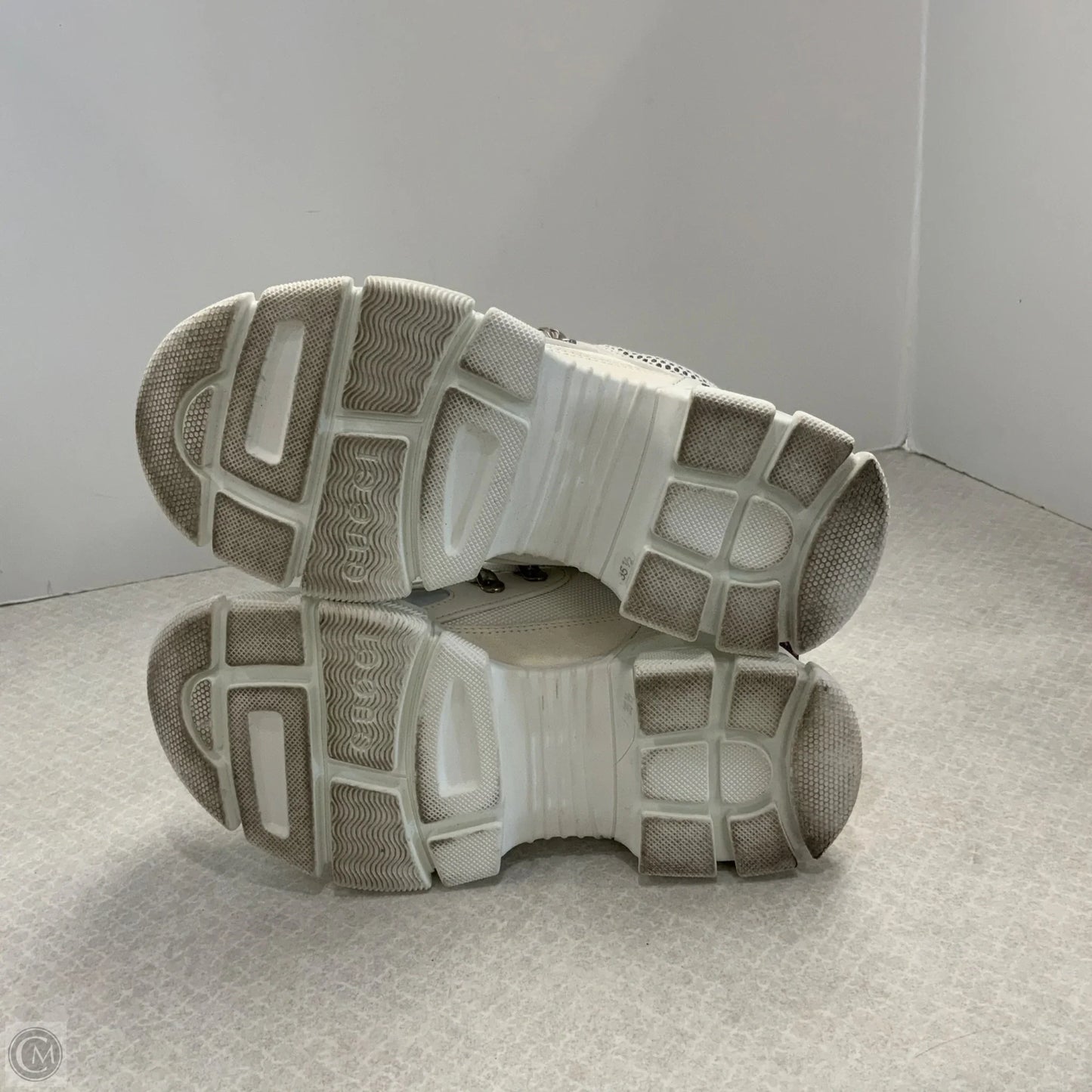 Shoes Luxury Designer By Gucci In White, Size: 5.5