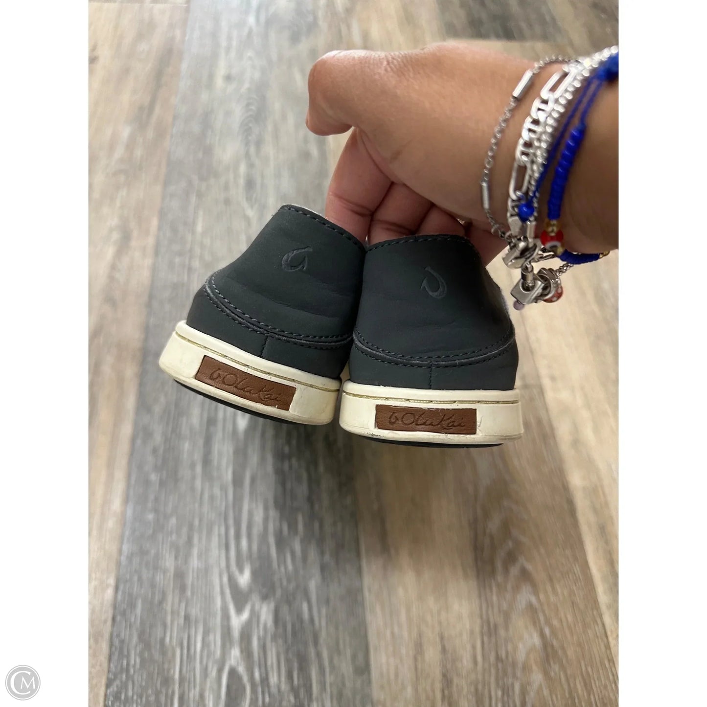 Shoes Flats By Olukai In Grey, Size: 6