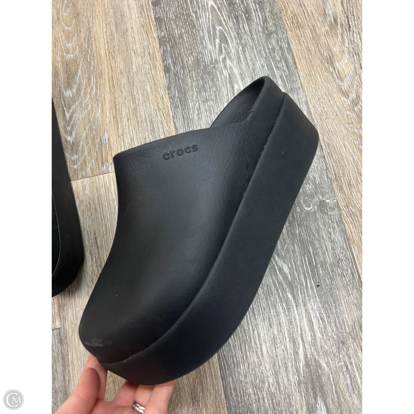 Shoes Flats By Crocs In Black, Size: 9