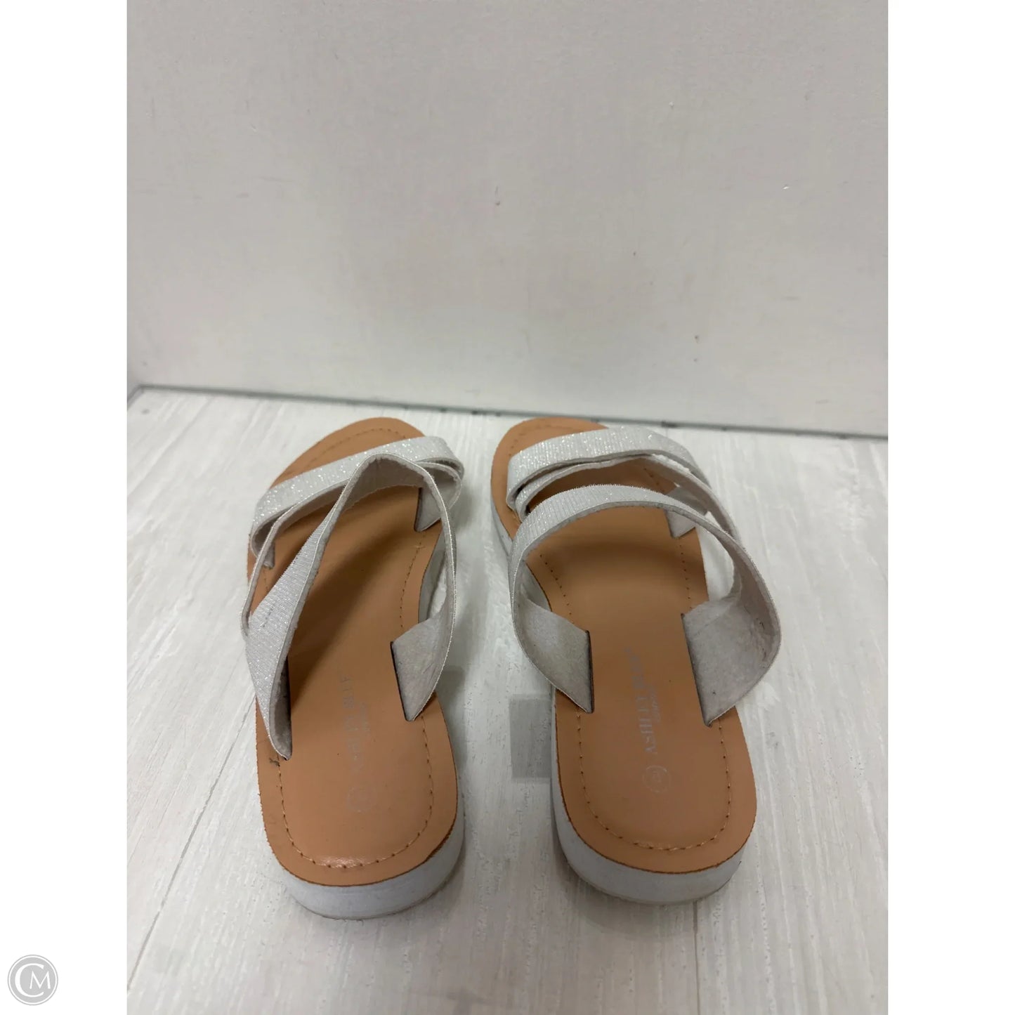 Sandals Flats By Clothes Mentor In White, Size: 6