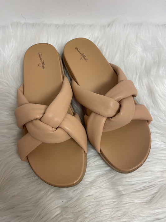 Sandals Flats By Universal Thread  Size: 9.5