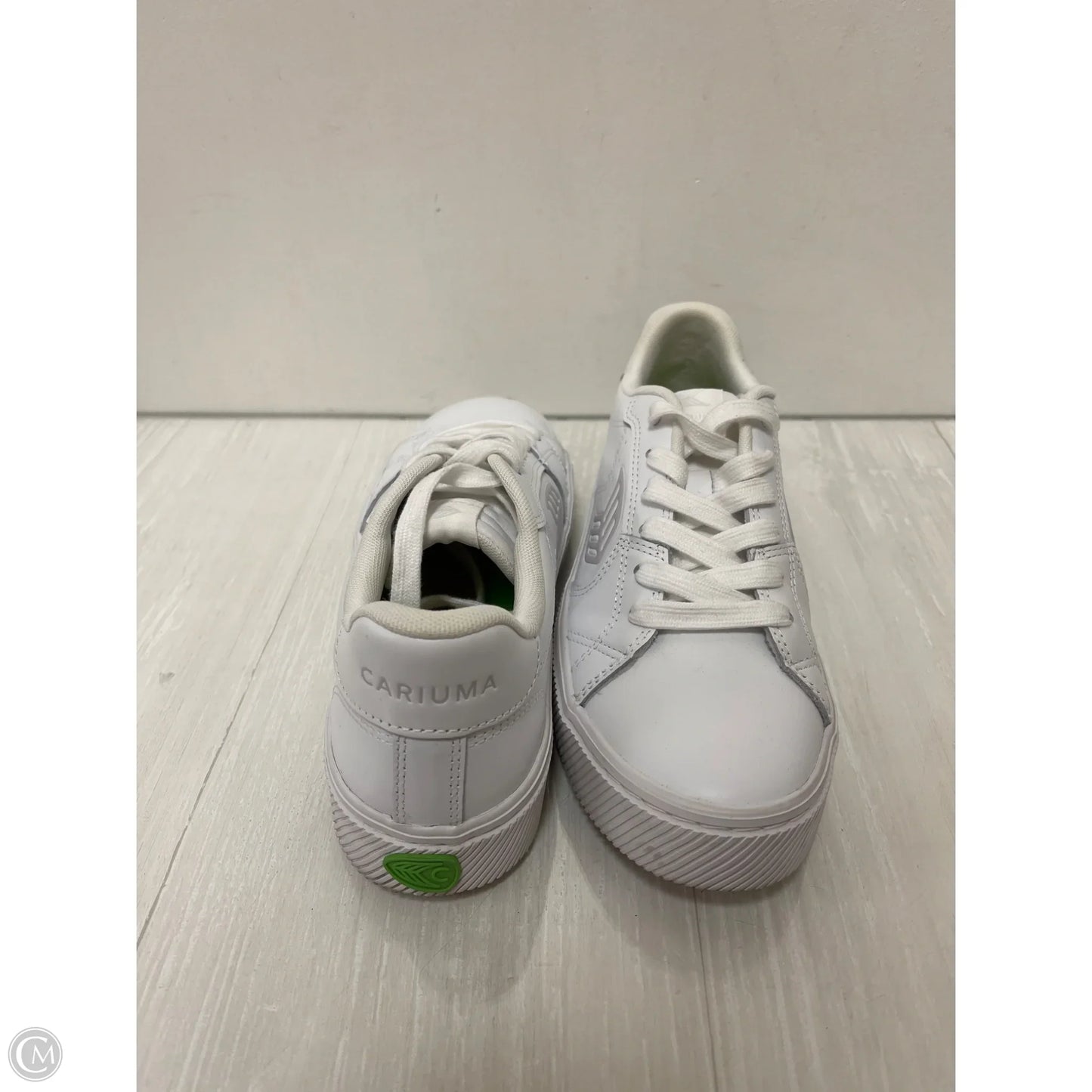 Shoes Sneakers By Cariuma In White, Size: 8.5