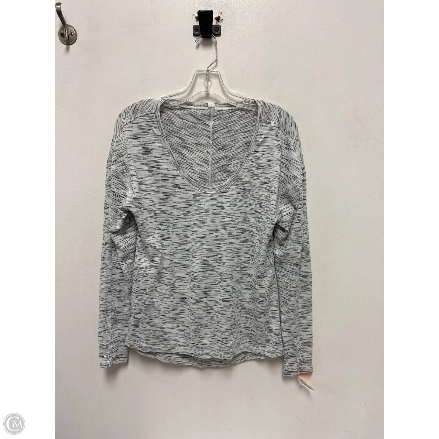 Athletic Top Long Sleeve Crewneck By Lululemon In Grey, Size: 6