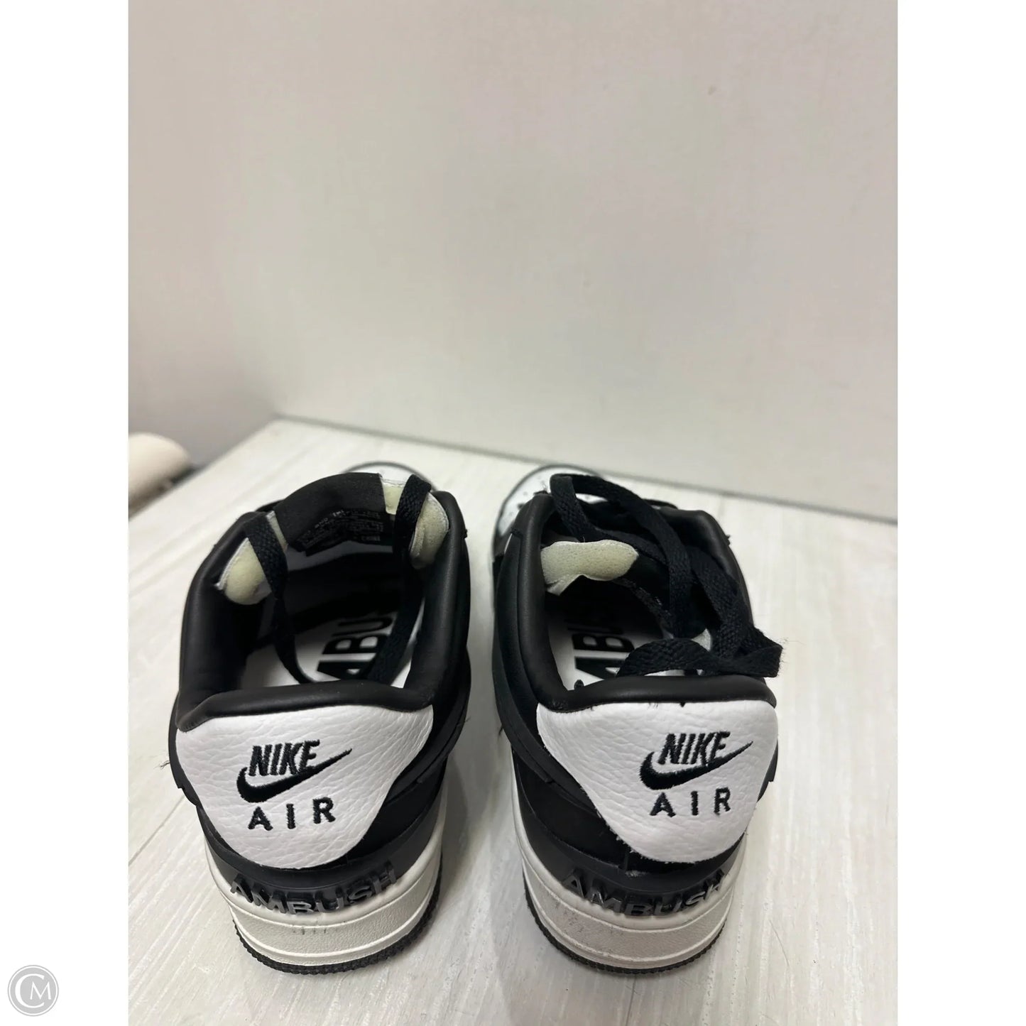 Shoes Sneakers By Nike In Black & White, Size: 6.5
