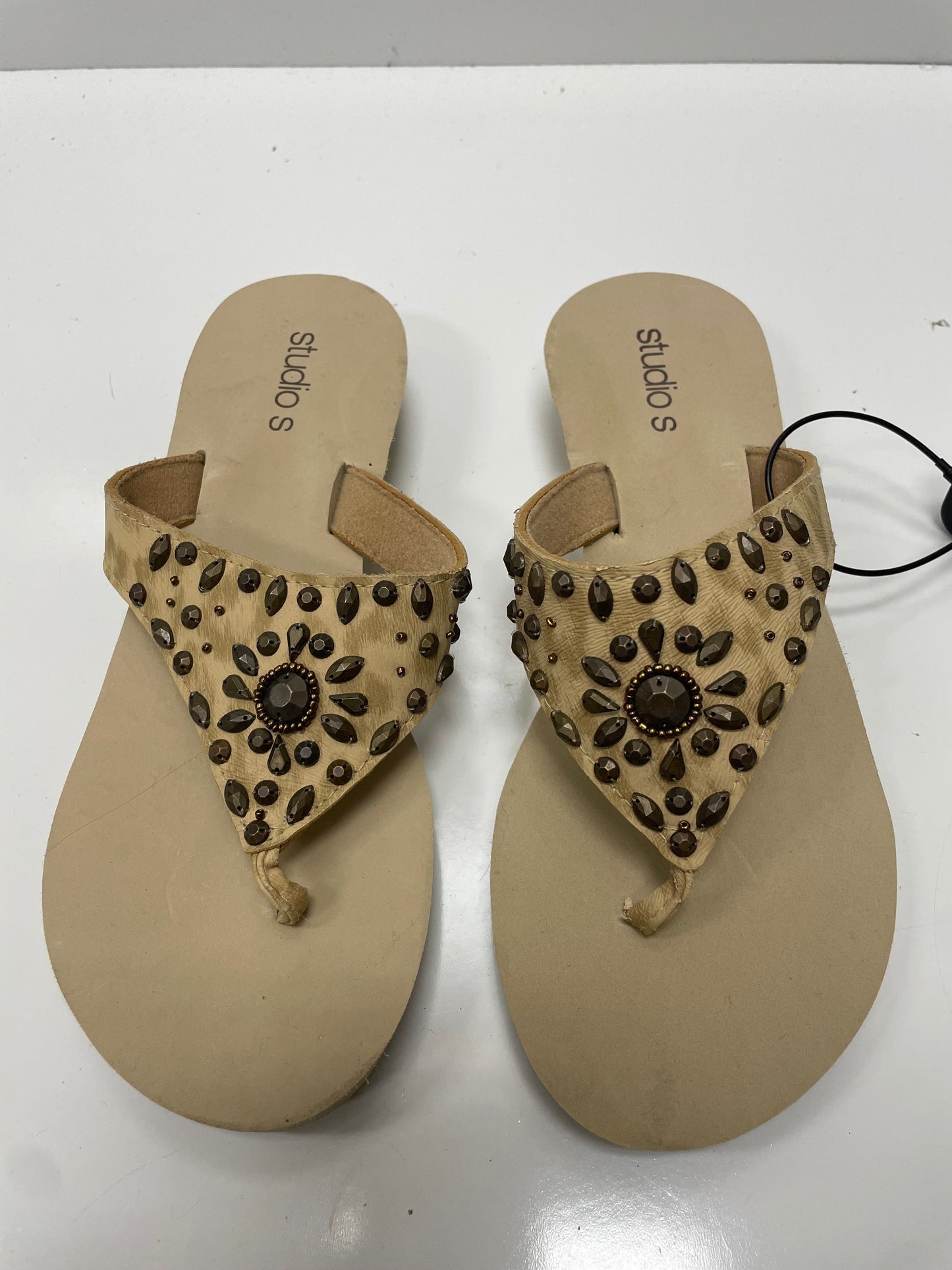 Sandals Flip Flops By Clothes Mentor In Taupe, Size: 7