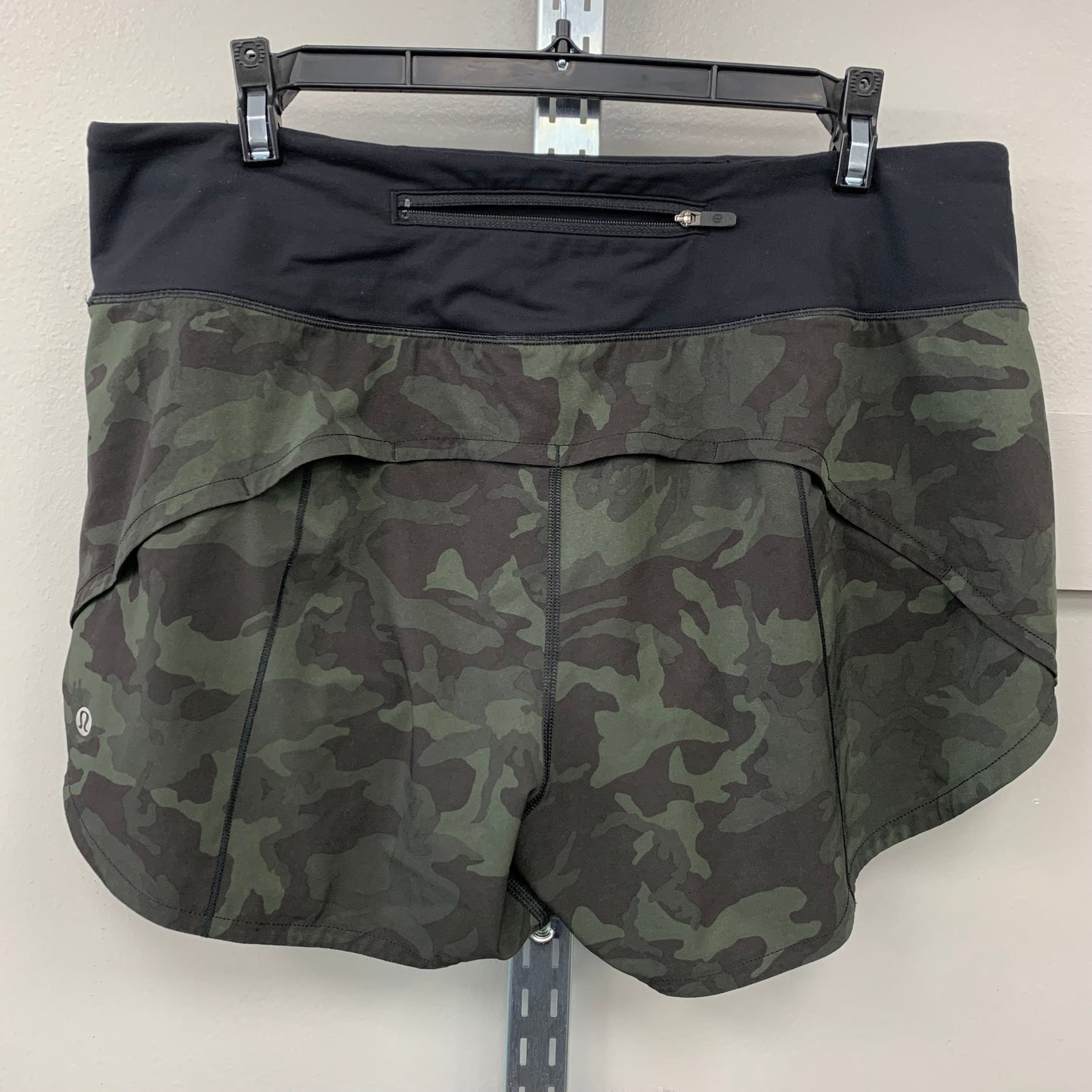 ATHLETIC SHORTS by LULULEMON In CAMOUFLAGE PRINT, Size: 10