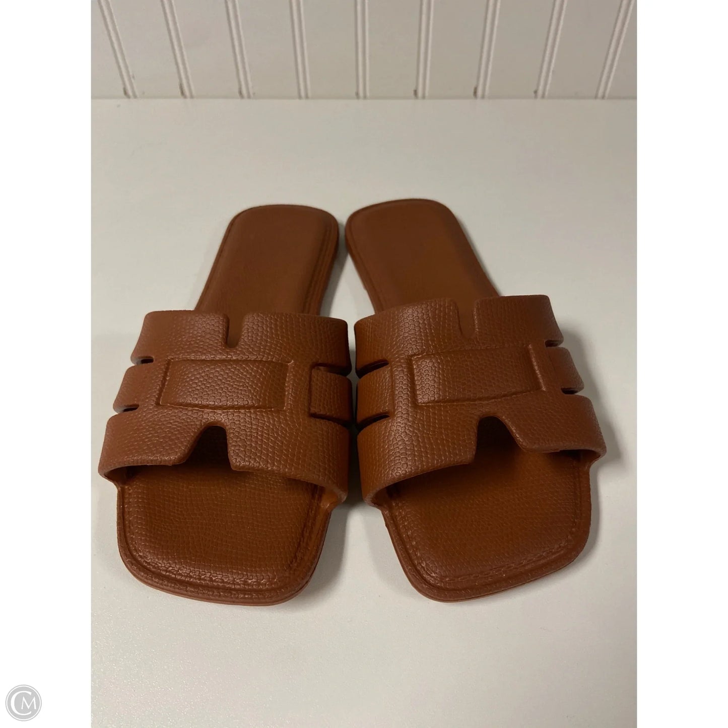 Sandals Flats By Clothes Mentor In Tan, Size: 7.5