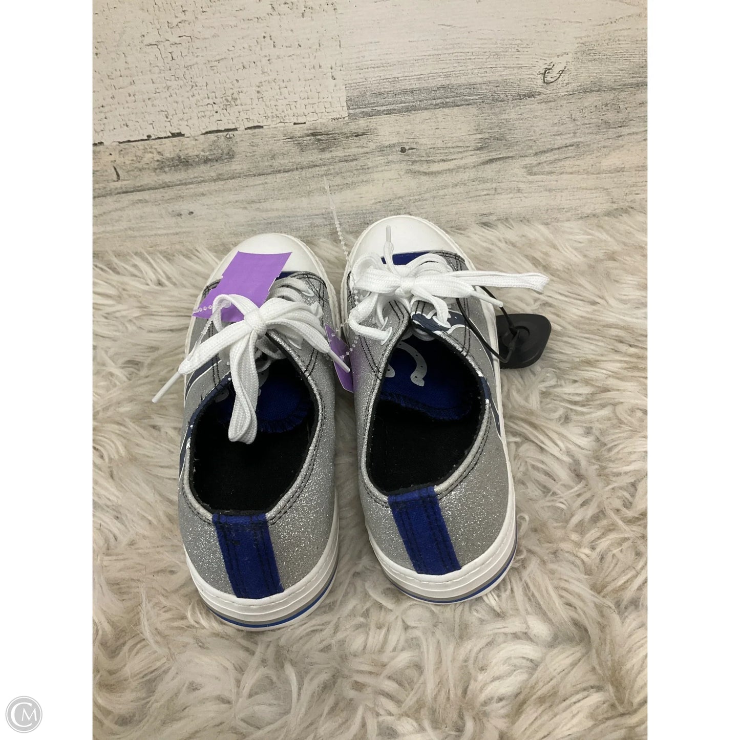 Shoes Sneakers By Clothes Mentor In Silver, Size: 8