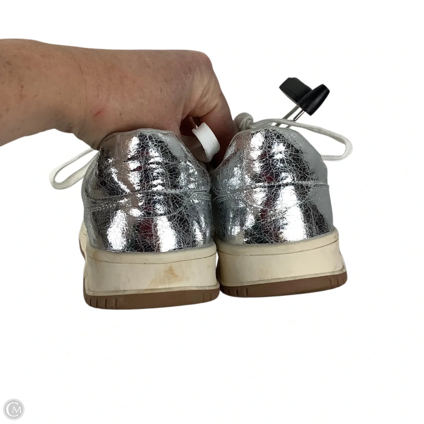 Shoes Sneakers By Clothes Mentor In Silver, Size: 7.5