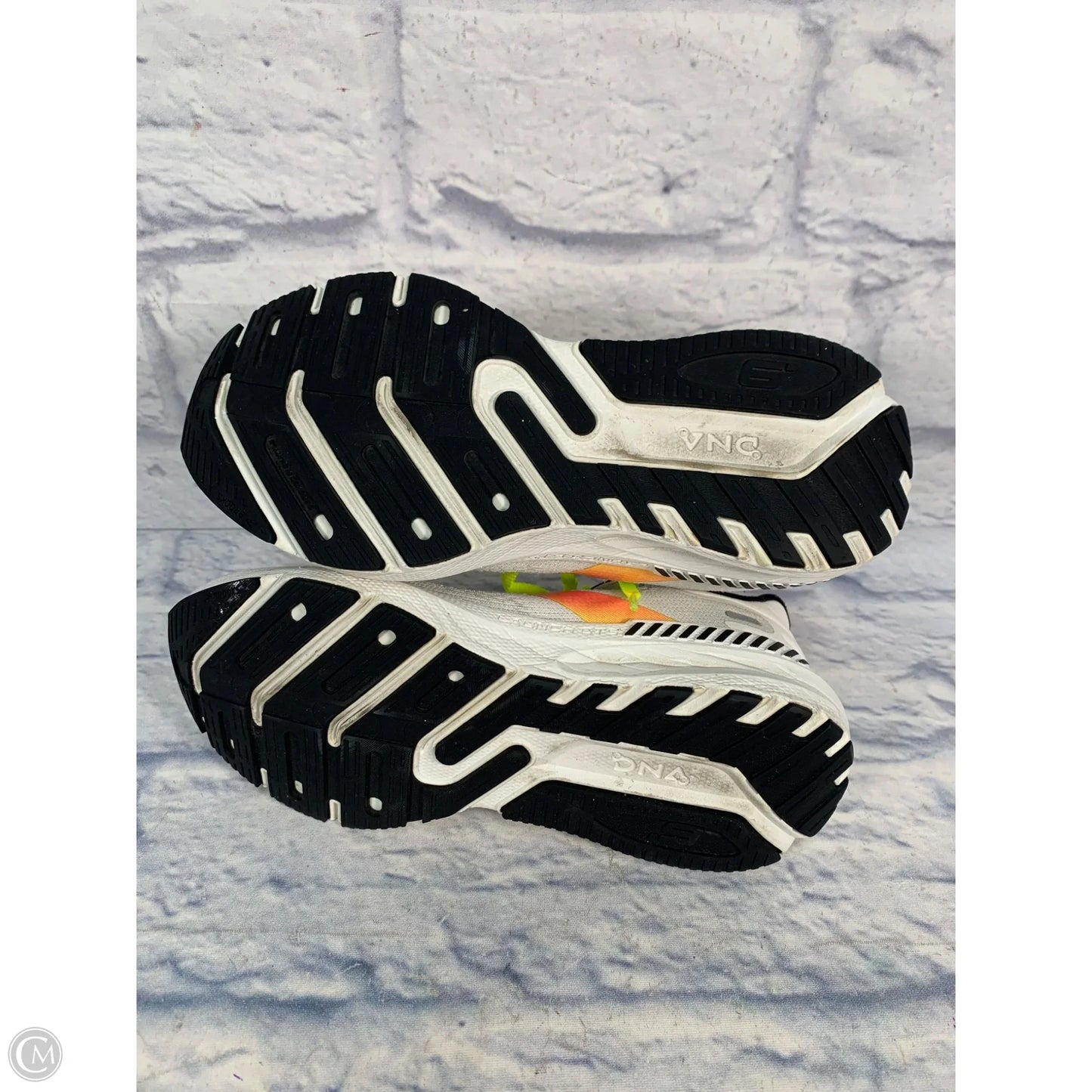 Shoes Athletic By Brooks In White, Size: 5.5