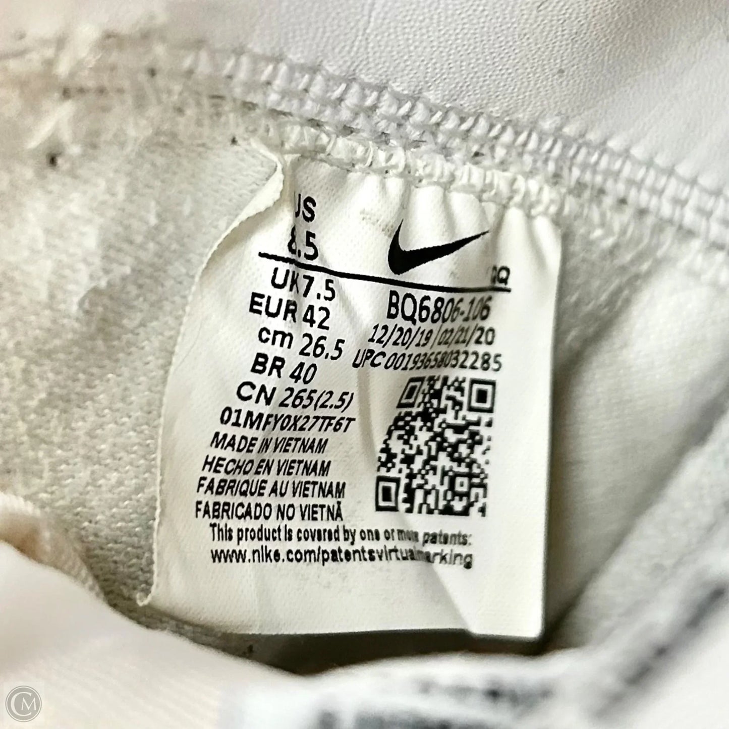 Shoes Sneakers By Nike In Cream & White, Size: 10