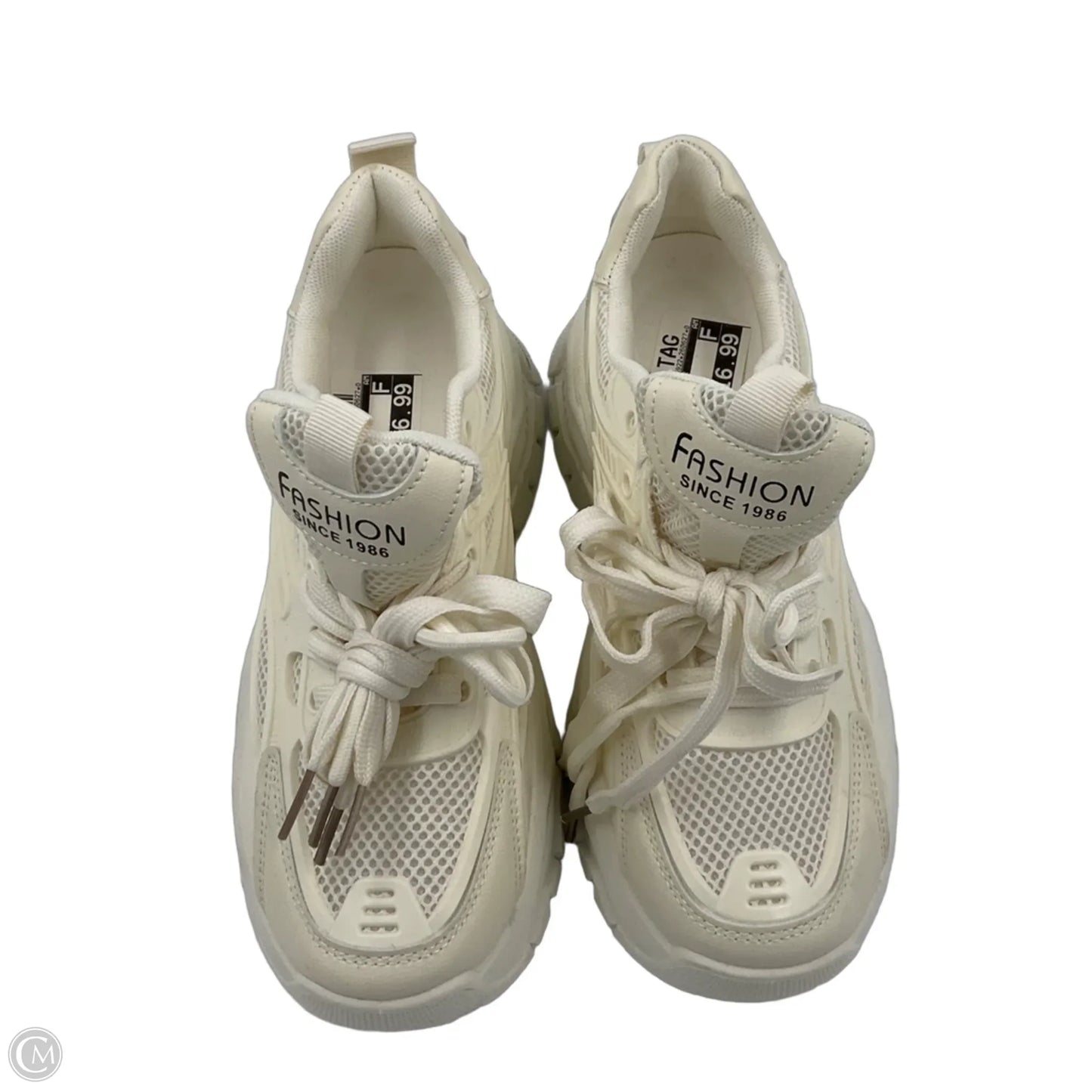 Shoes Sneakers By Clothes Mentor In Cream, Size: 9.5