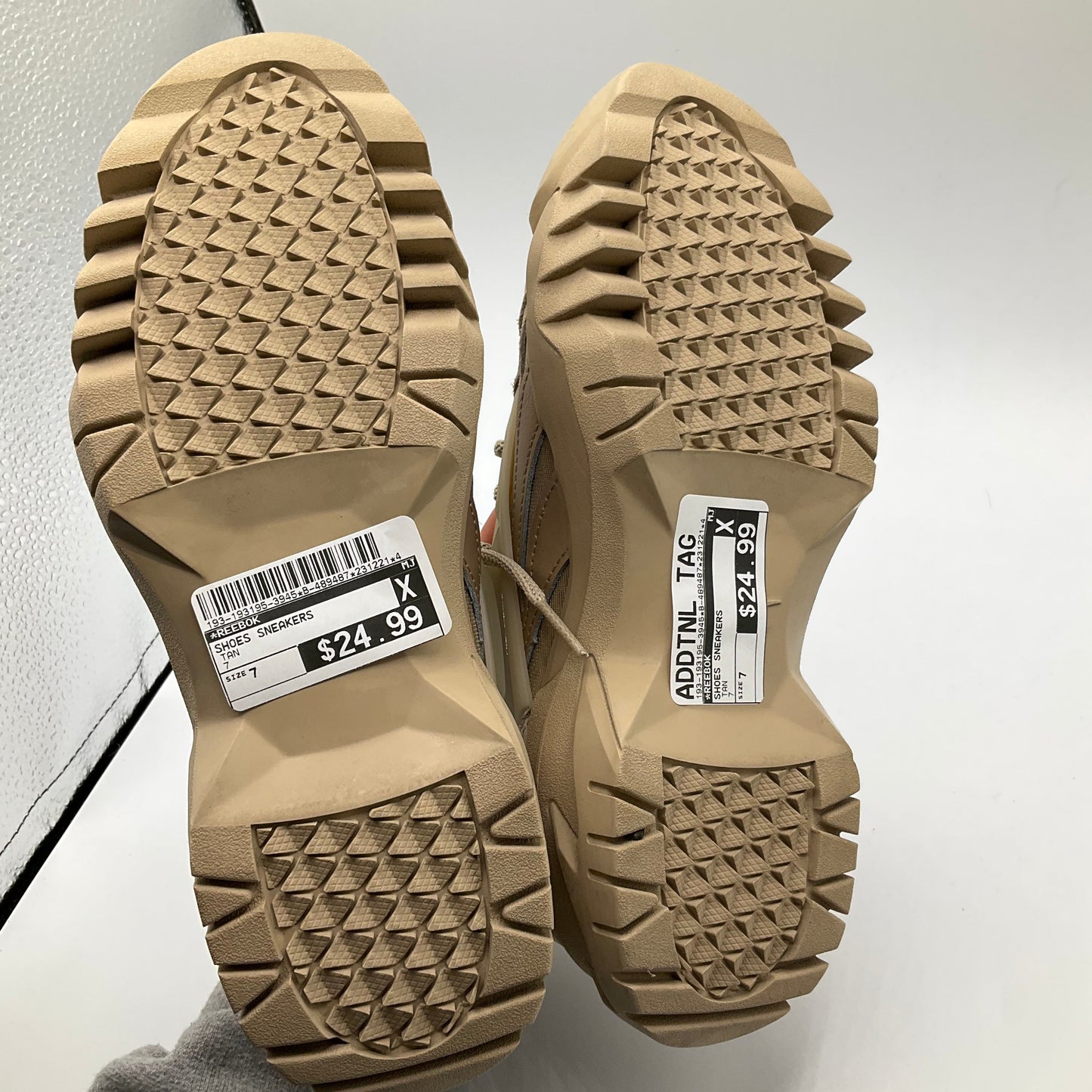 Shoes Sneakers By Reebok Size: 7