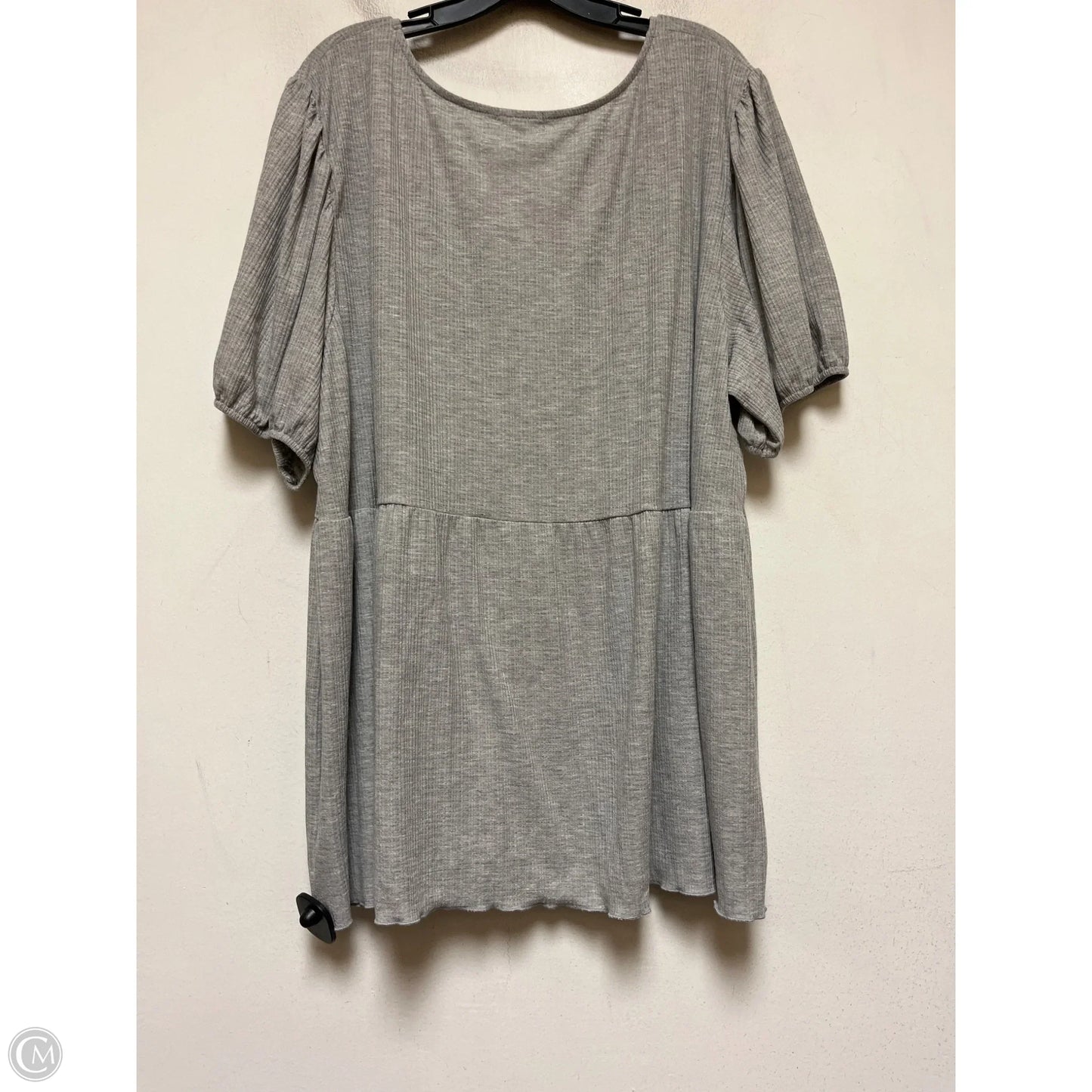 Top Short Sleeve By Maurices In Grey, Size: 4x