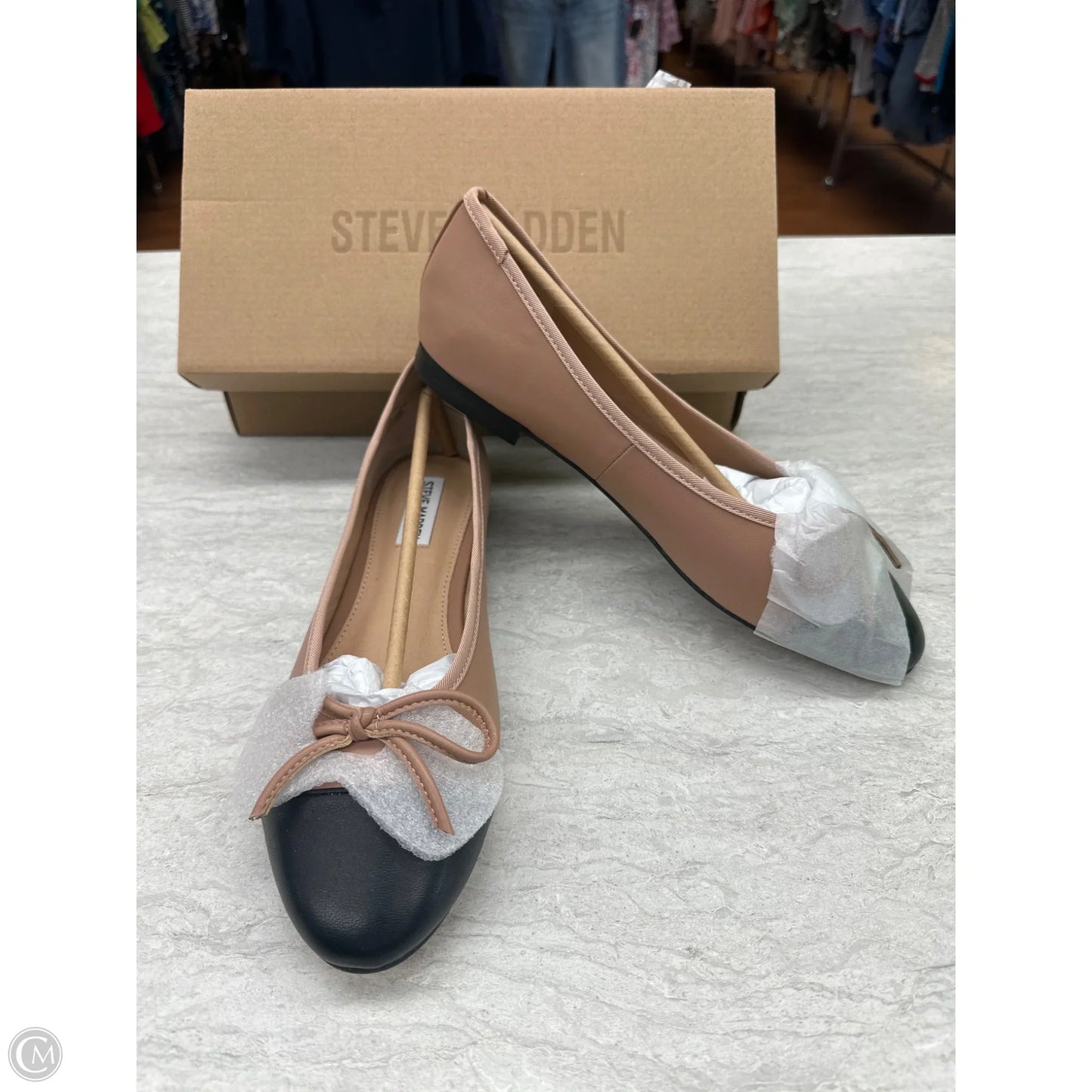 Shoes Flats By Steve Madden In Black & Tan, Size: 10