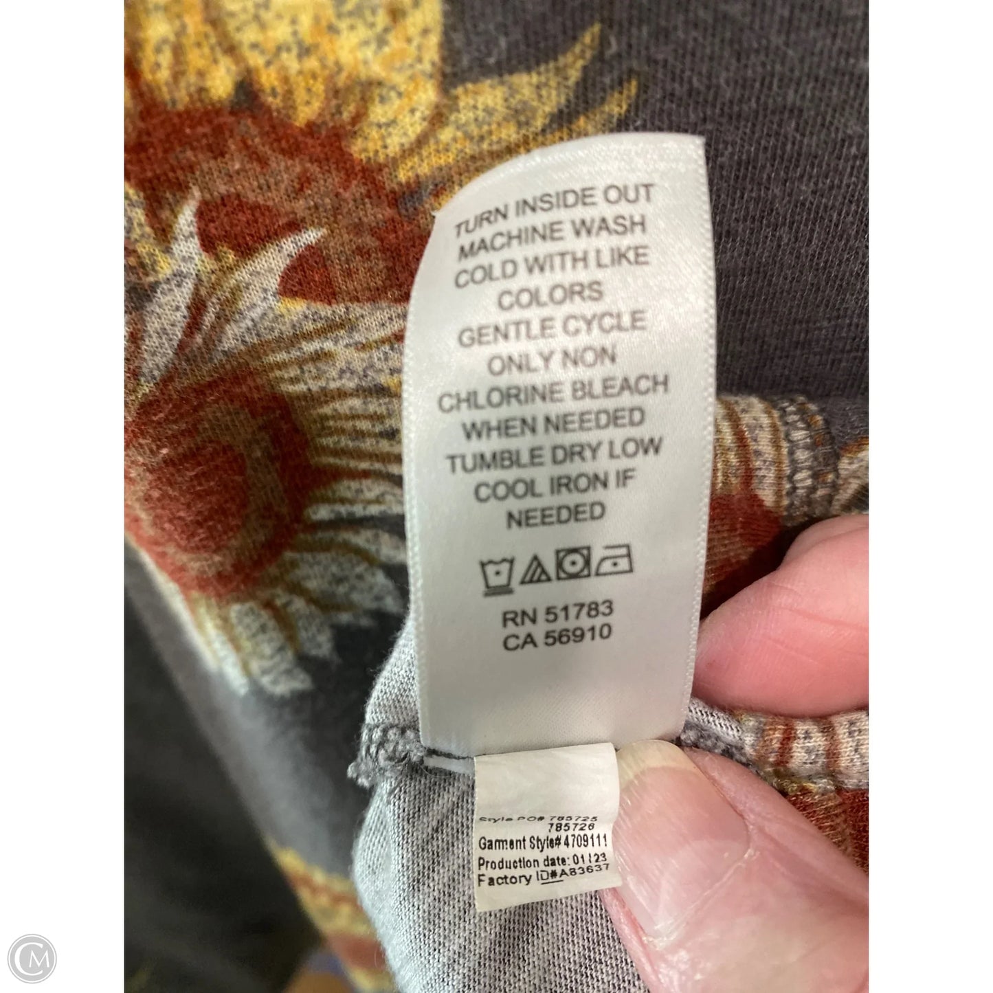 Top Short Sleeve By Maurices In Grey, Size: M