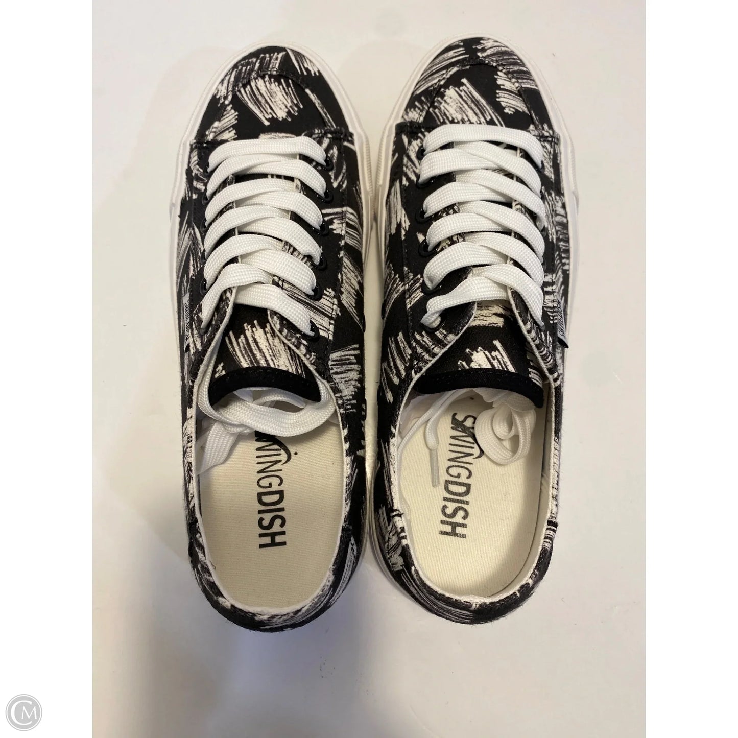 Shoes Sneakers By Clothes Mentor In Black & White, Size: 9