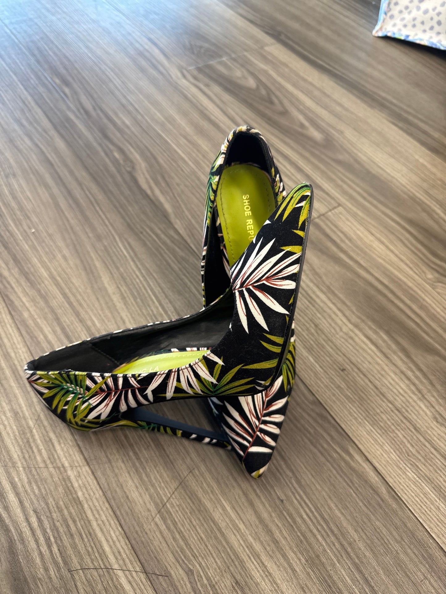 Shoes Heels Stiletto By Clothes Mentor In Tropical Print, Size: 6.5