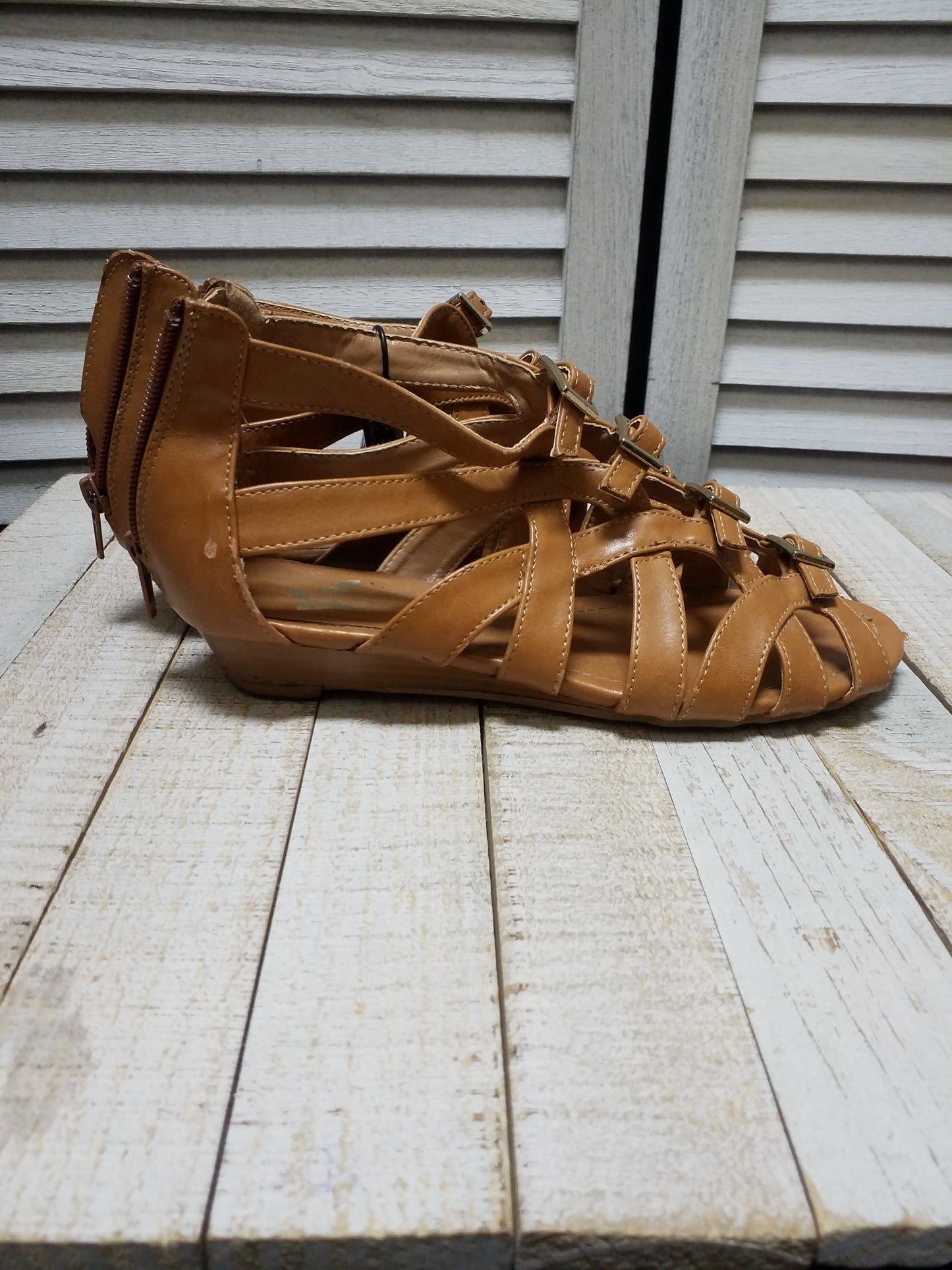 Sandals Flats By Report Size: 6.5