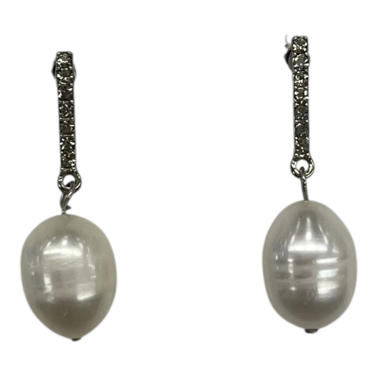 Earrings Dangle/Drop By Clothes Mentor In Silver & White