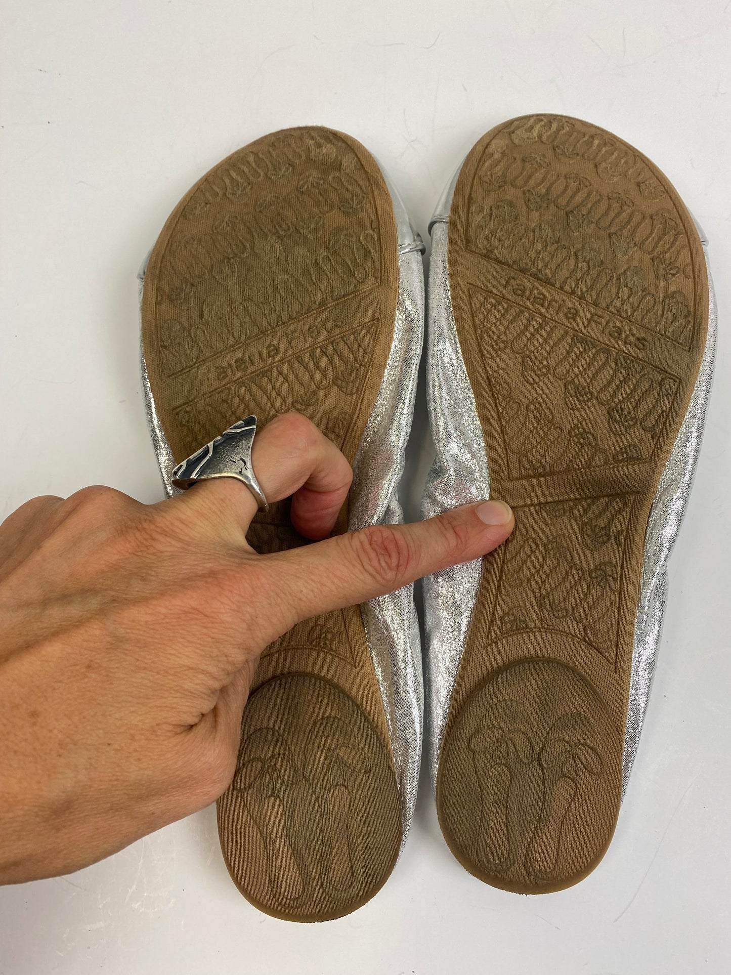 Shoes Flats By Clothes Mentor In Silver, Size: 10