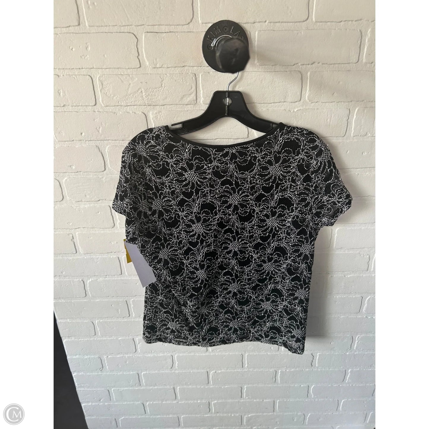 Top Short Sleeve By Clothes Mentor In Black & White, Size: Lp