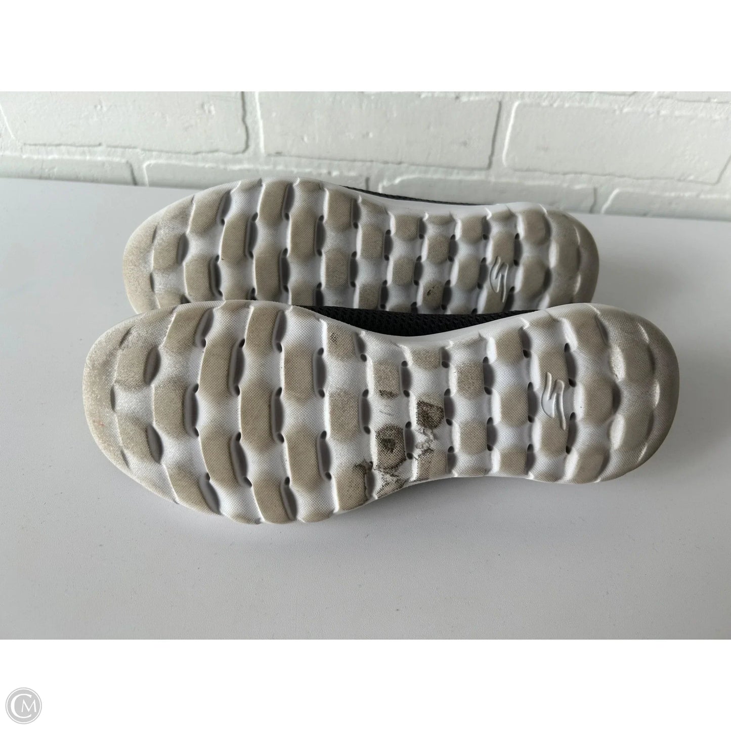 Shoes Sneakers By Skechers In Black & White, Size: 8