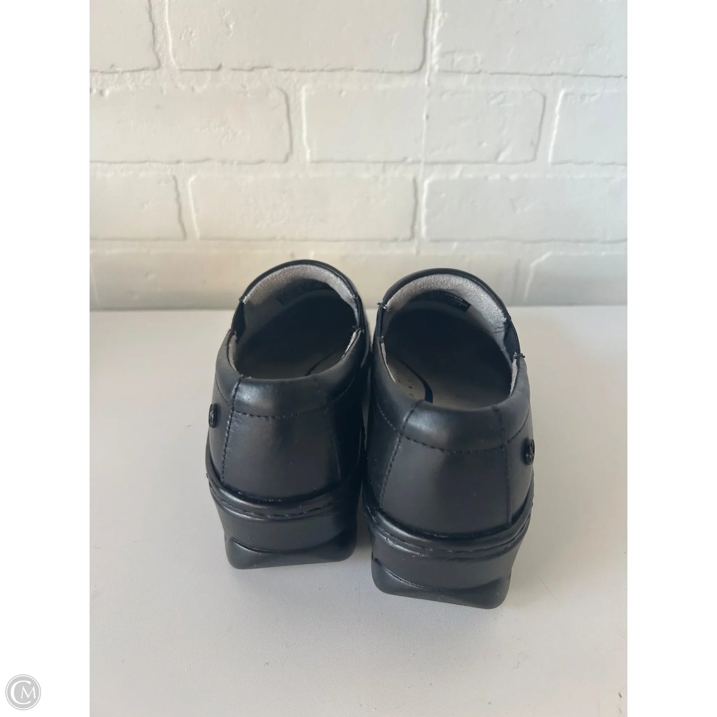 Shoes Sneakers By Clothes Mentor In Black, Size: 6.5
