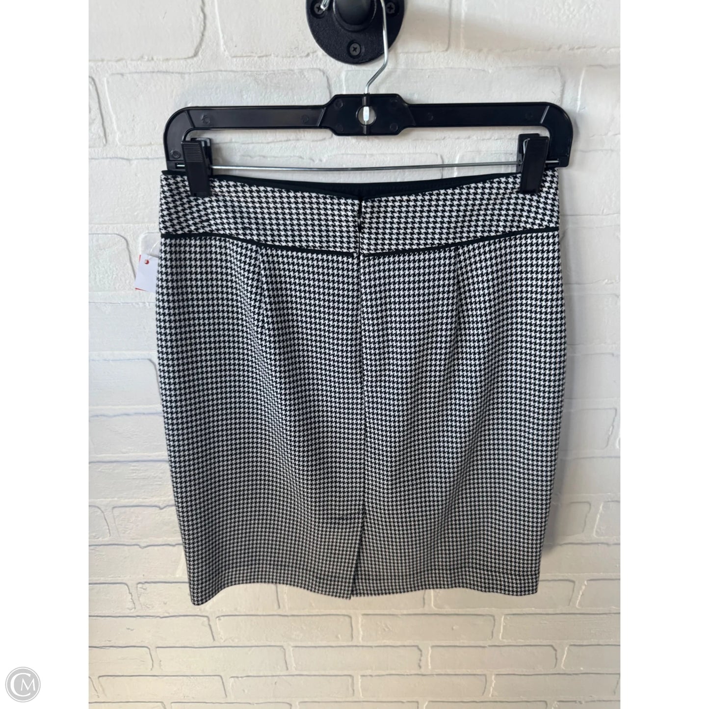 Skirt Mini & Short By Banana Republic In Black & White, Size: 2