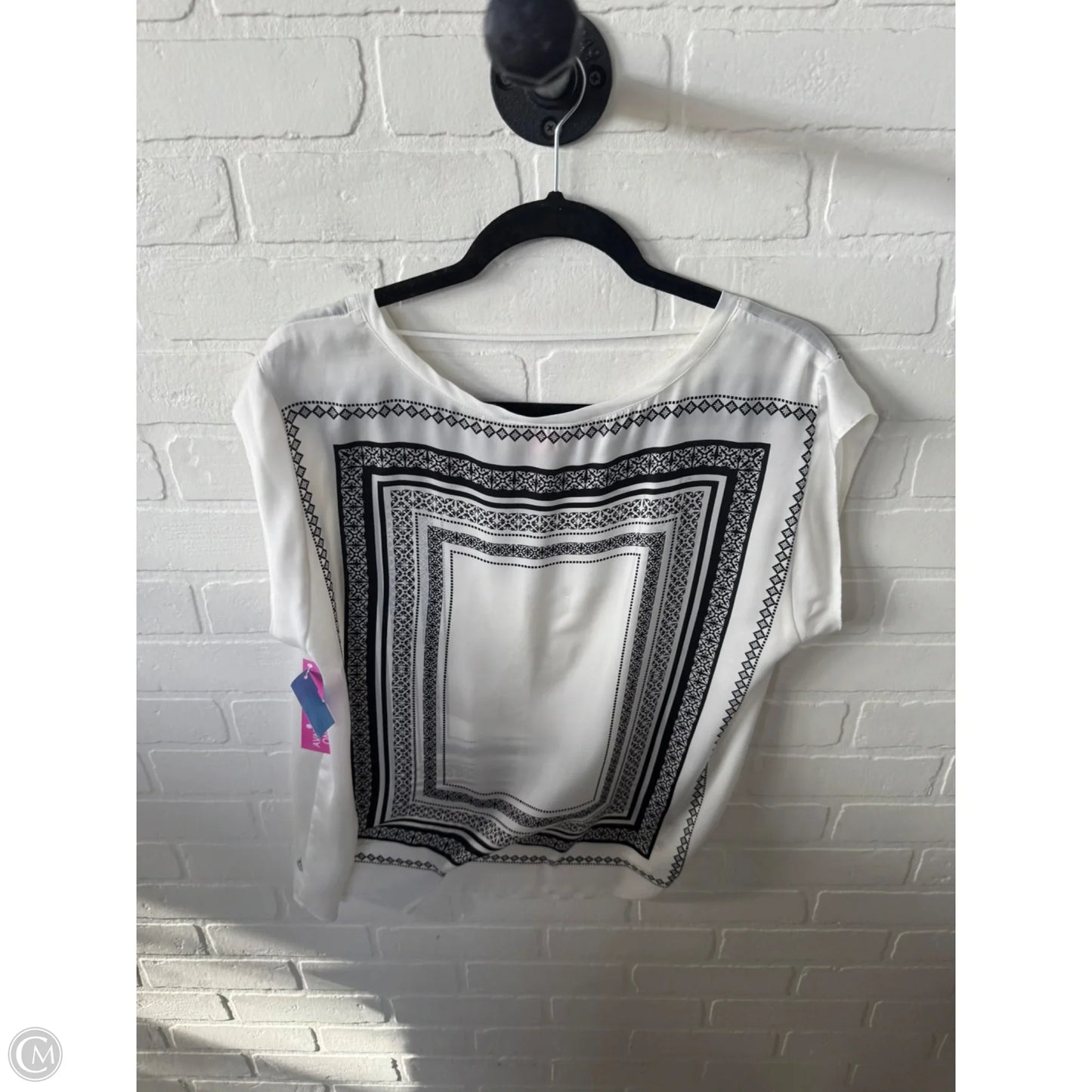 Top Short Sleeve By Clothes Mentor In Black & White, Size: L