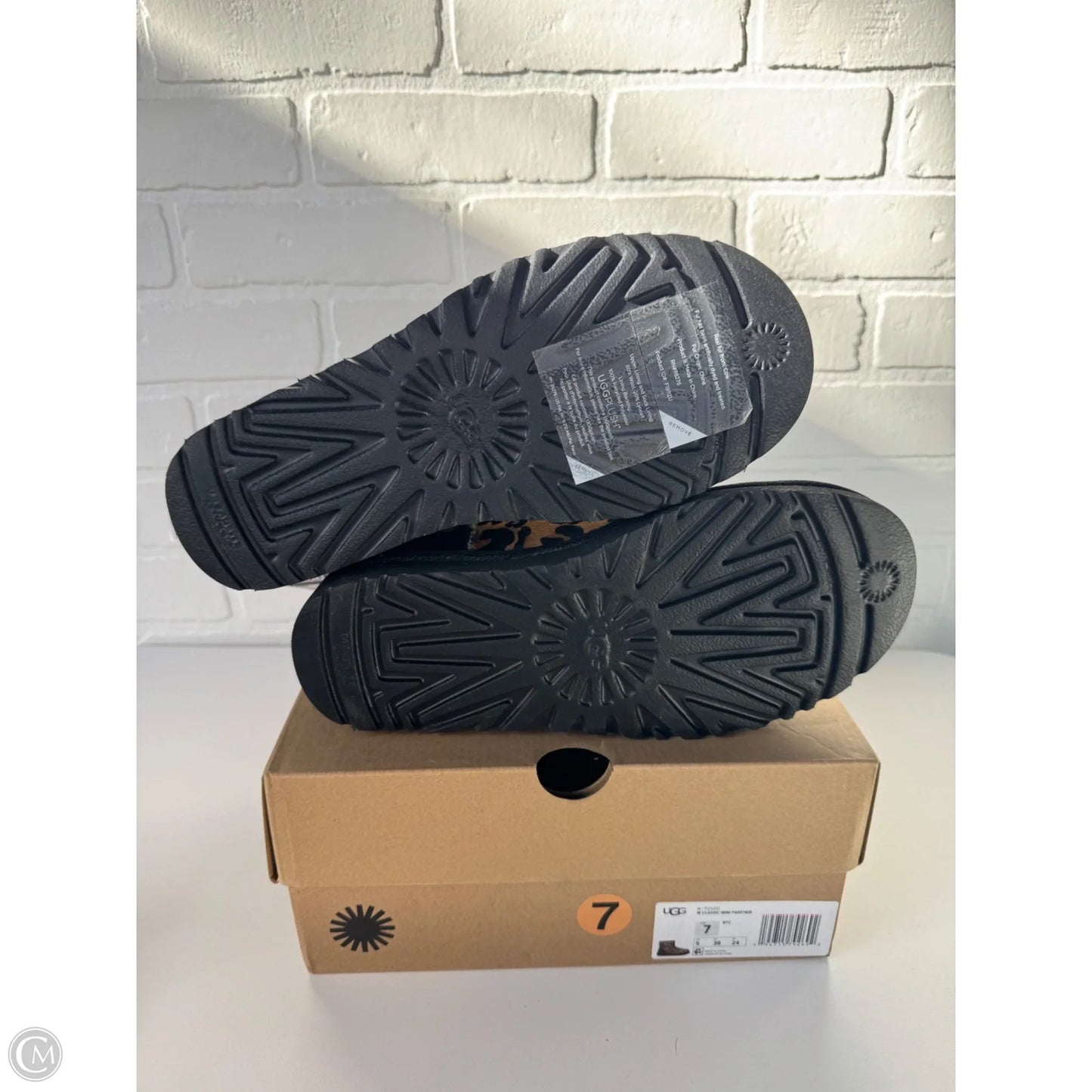 Boots Designer By Ugg In Black & Tan, Size: 7