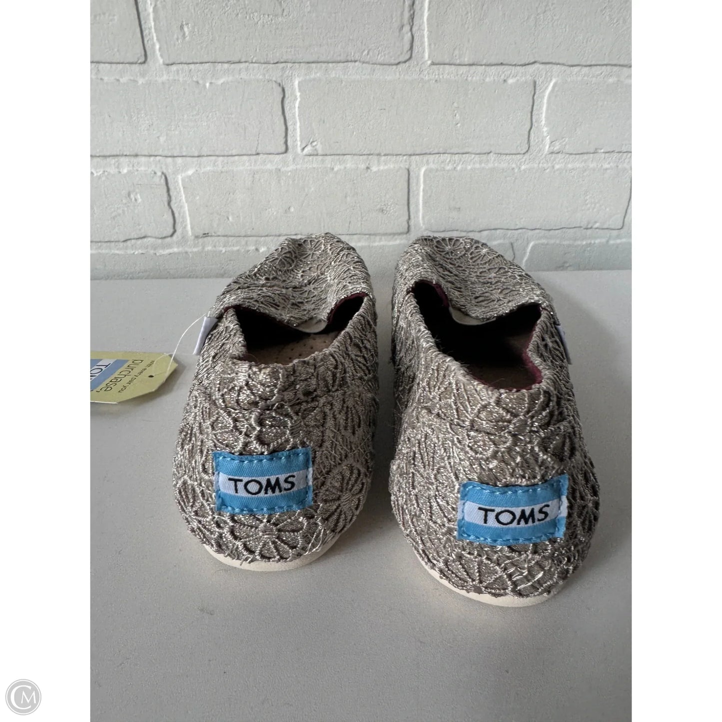 Shoes Flats By Toms In Gold, Size: 8.5