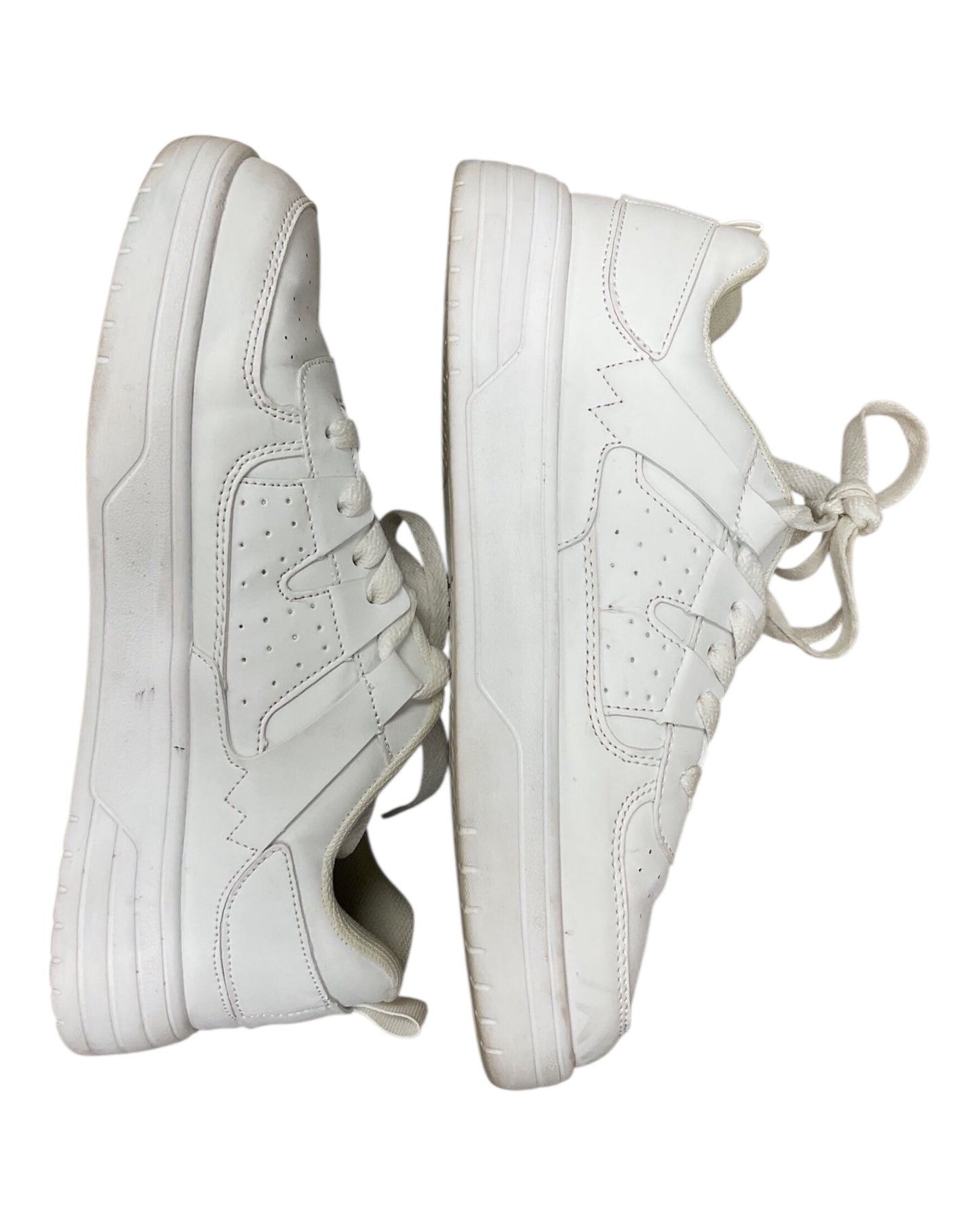 Shoes Sneakers By Clothes Mentor In White, Size:9.5