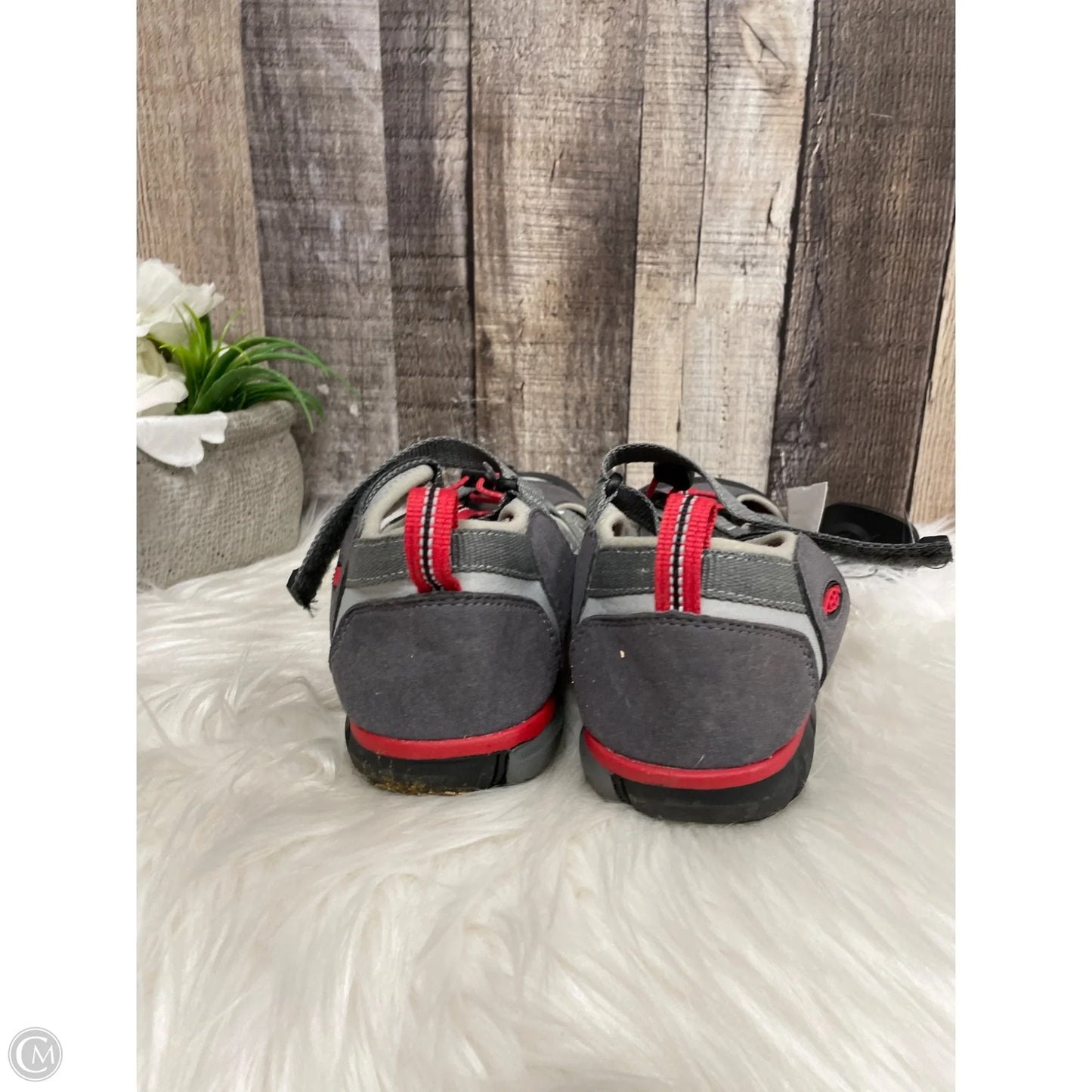 Shoes Hiking By Keen In Grey & Red, Size: 6