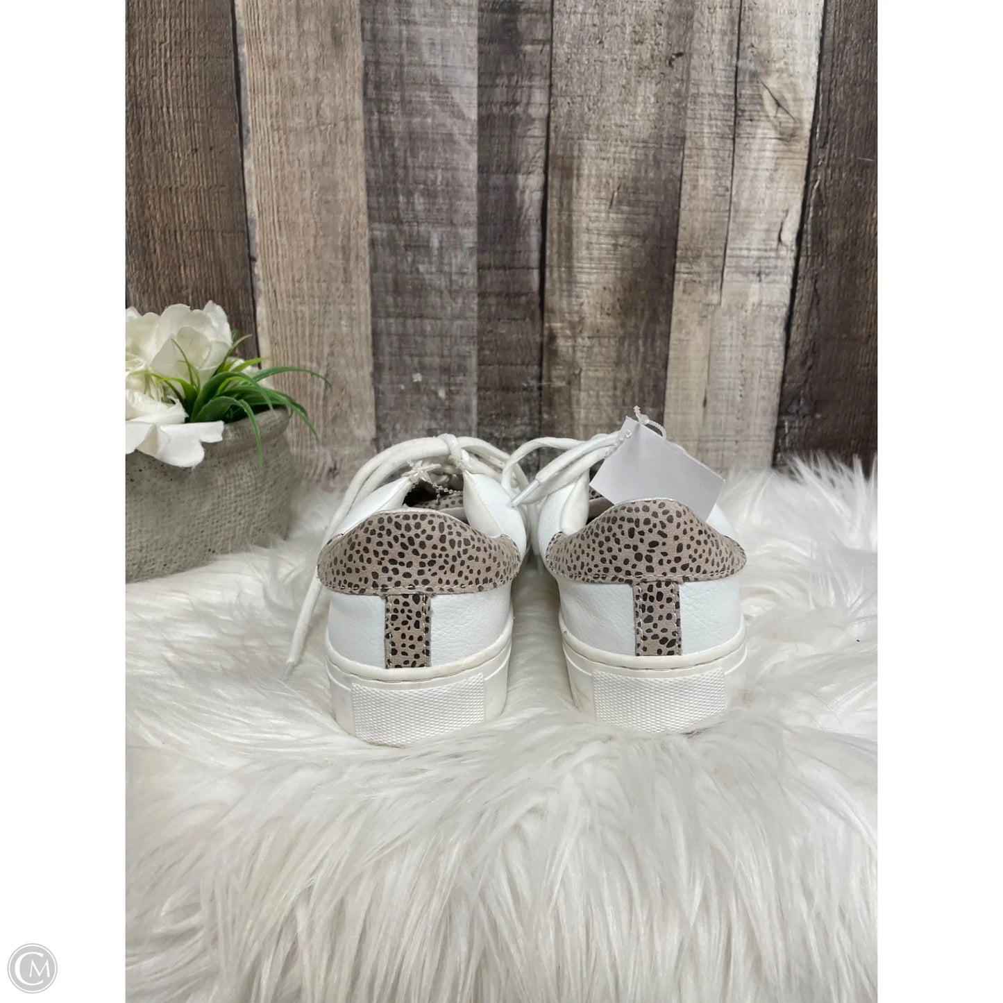 Shoes Sneakers By Universal Thread In Animal Print, Size: 7