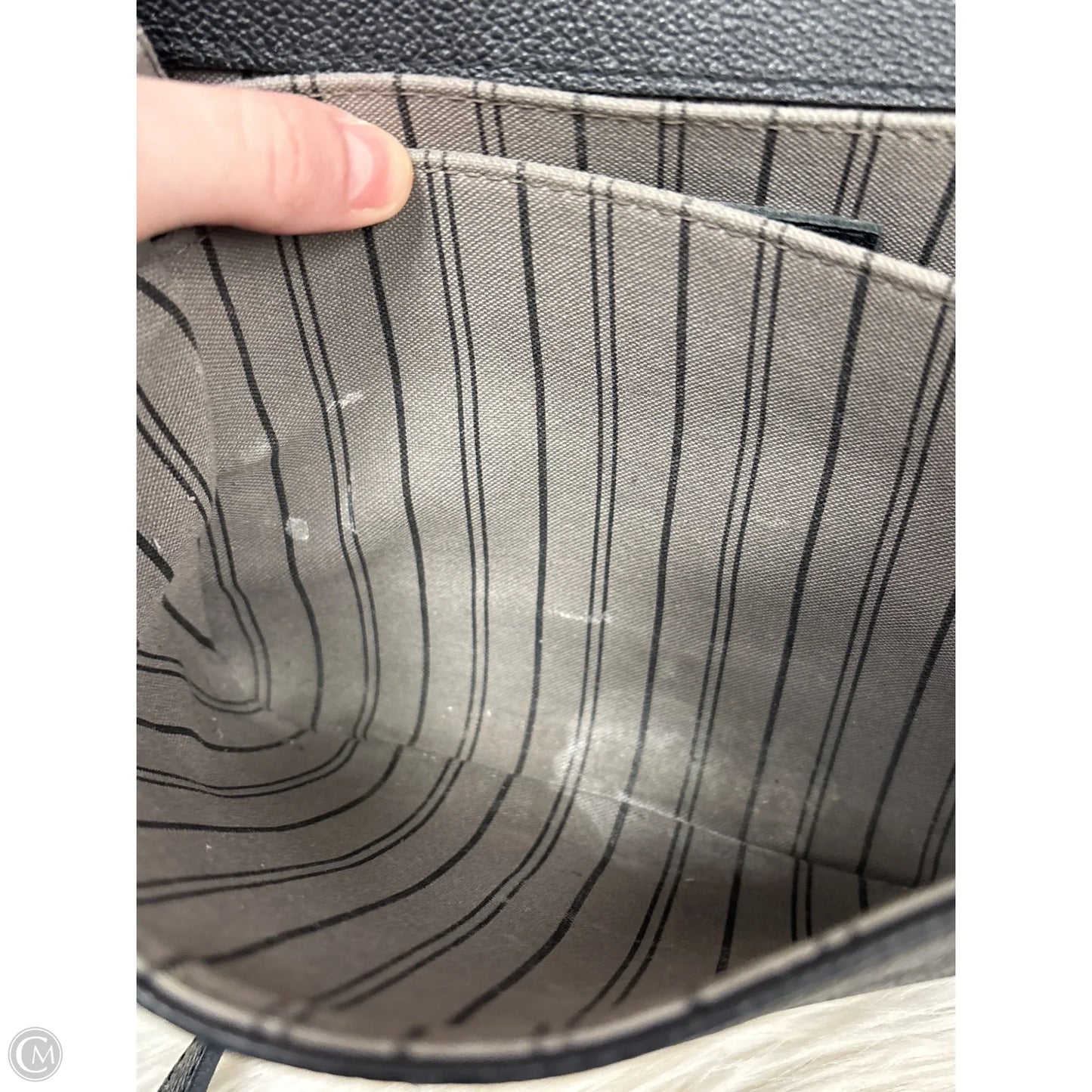 Crossbody Luxury Designer By Louis Vuitton, Size: Medium