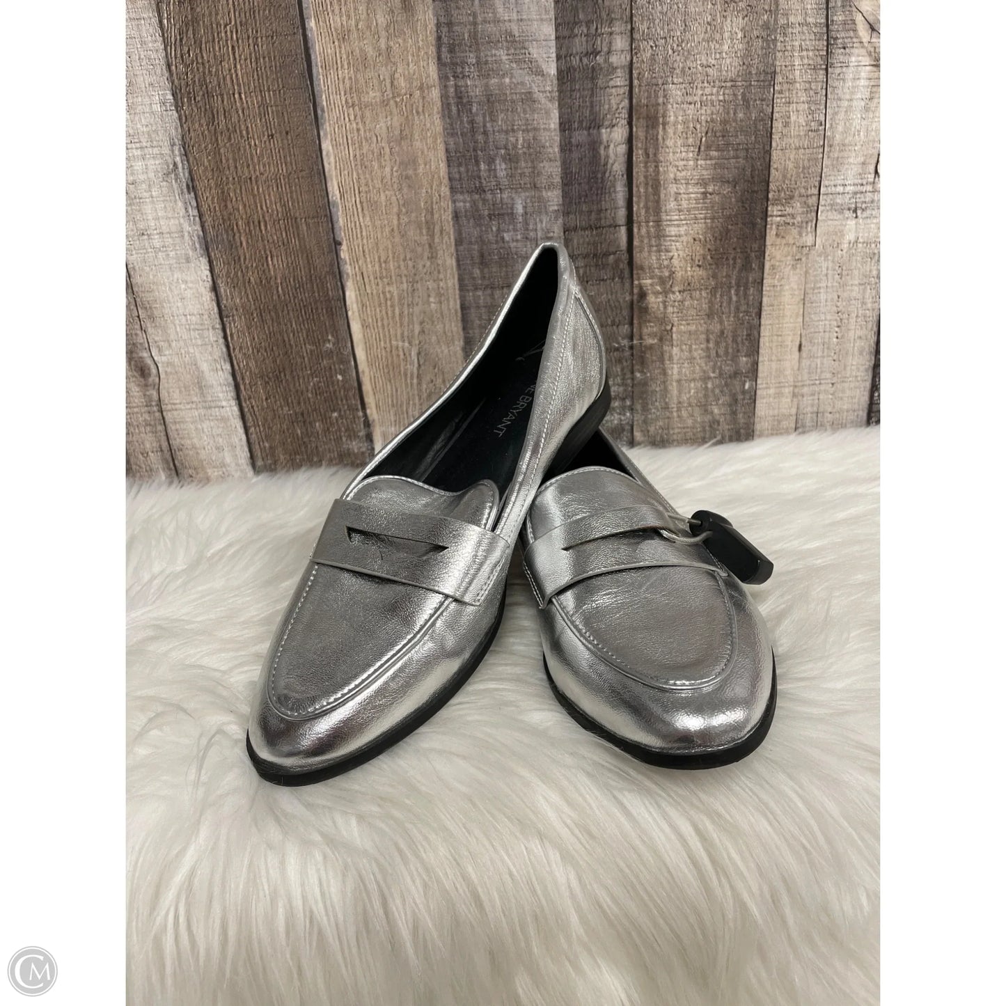 Shoes Flats By Lane Bryant In Silver, Size: 9